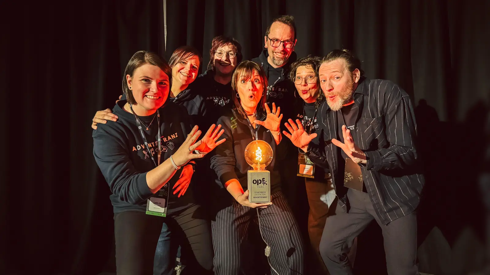 Die stolzen Gewinnerinnen und Gewinner des Ideenwettbewerbs „Opf.Rocks“ 2026 präsentieren ihre Auszeichnungen im Regensburger Degginger. Ihre Projekte reichen von medizinischen Innovationen bis hin zu neuen Kulturkonzepten für die Region. (Bild: Oberpfalz-Marketing)