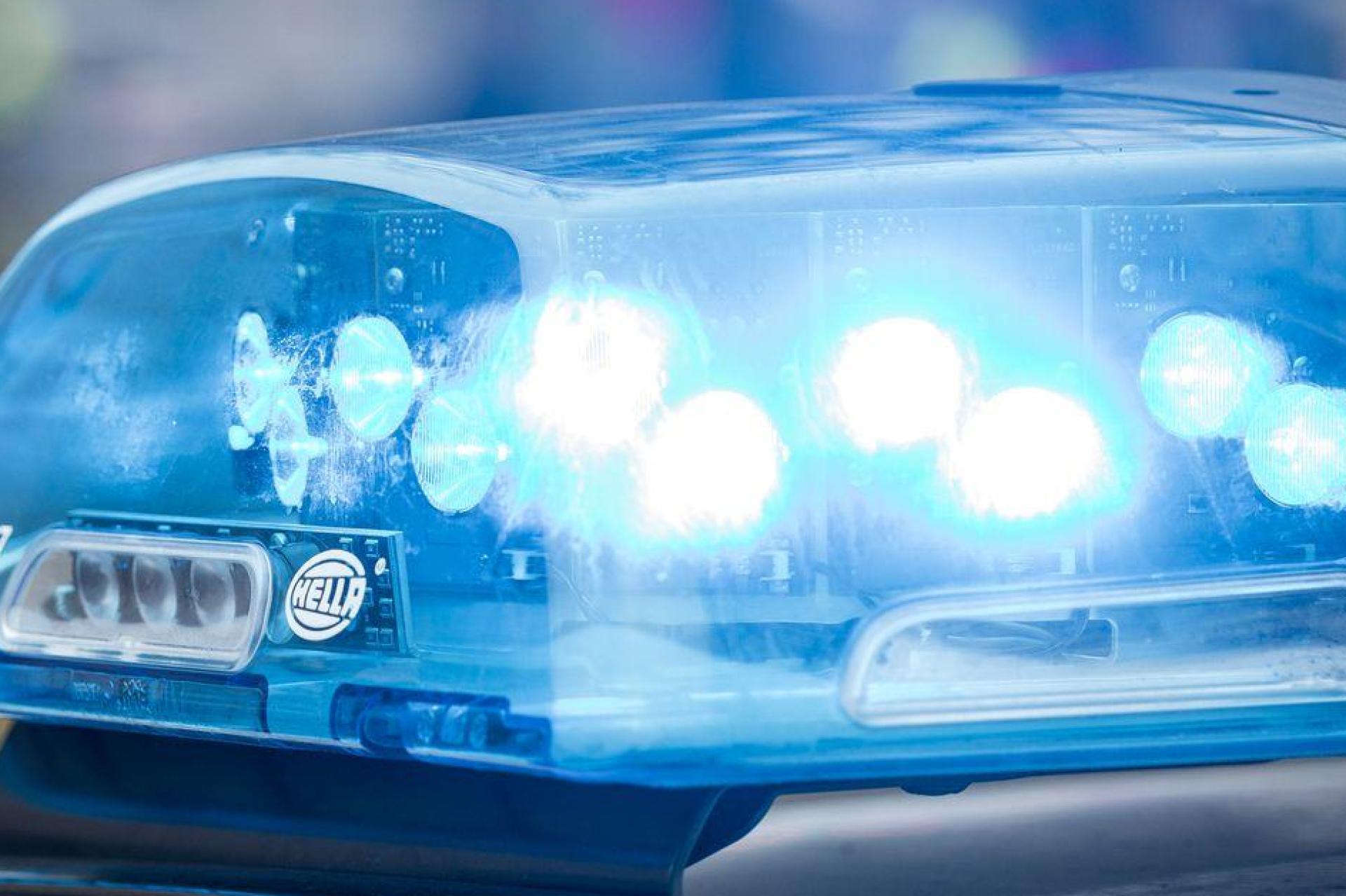 Ein Streit in Hof eskalierte, als zwei Personen einen Mann mit einem Messer bedrohten und mit Spray attackierten. (Symbolbild: Daniel Vogl/dpa)