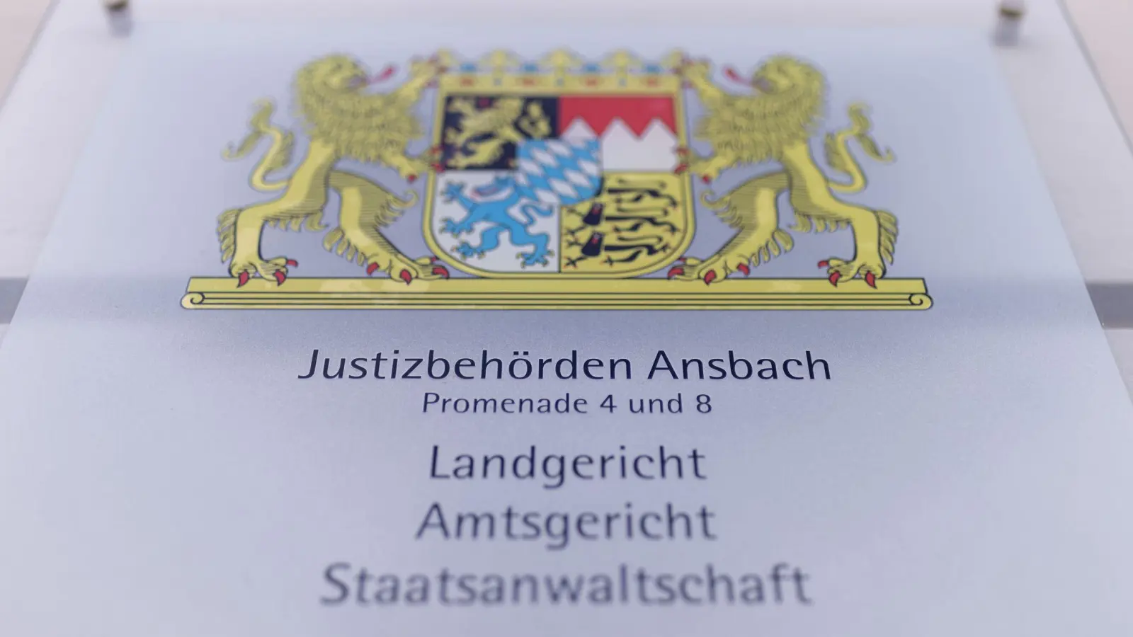 Der Mann versteckte Handys in einem Toilettenraum im Amtsgericht Ansbach.  (Archivbild: Daniel Karmann/dpa)