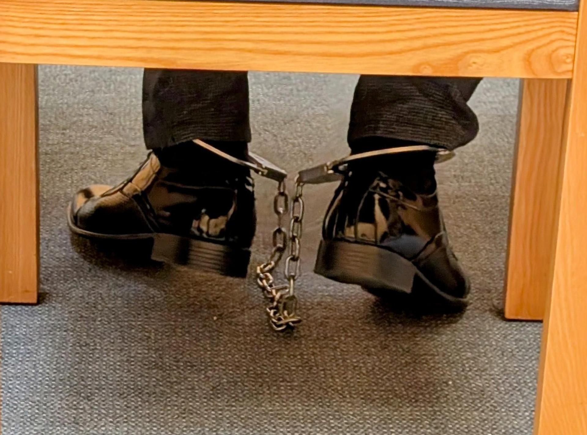 Fußfesseln und Lackschuhe: Der türkische Angeklagte trug wie die beiden anderen auch während der Verhandlung Fußfessel. (Bild: Wolfgang Würth)