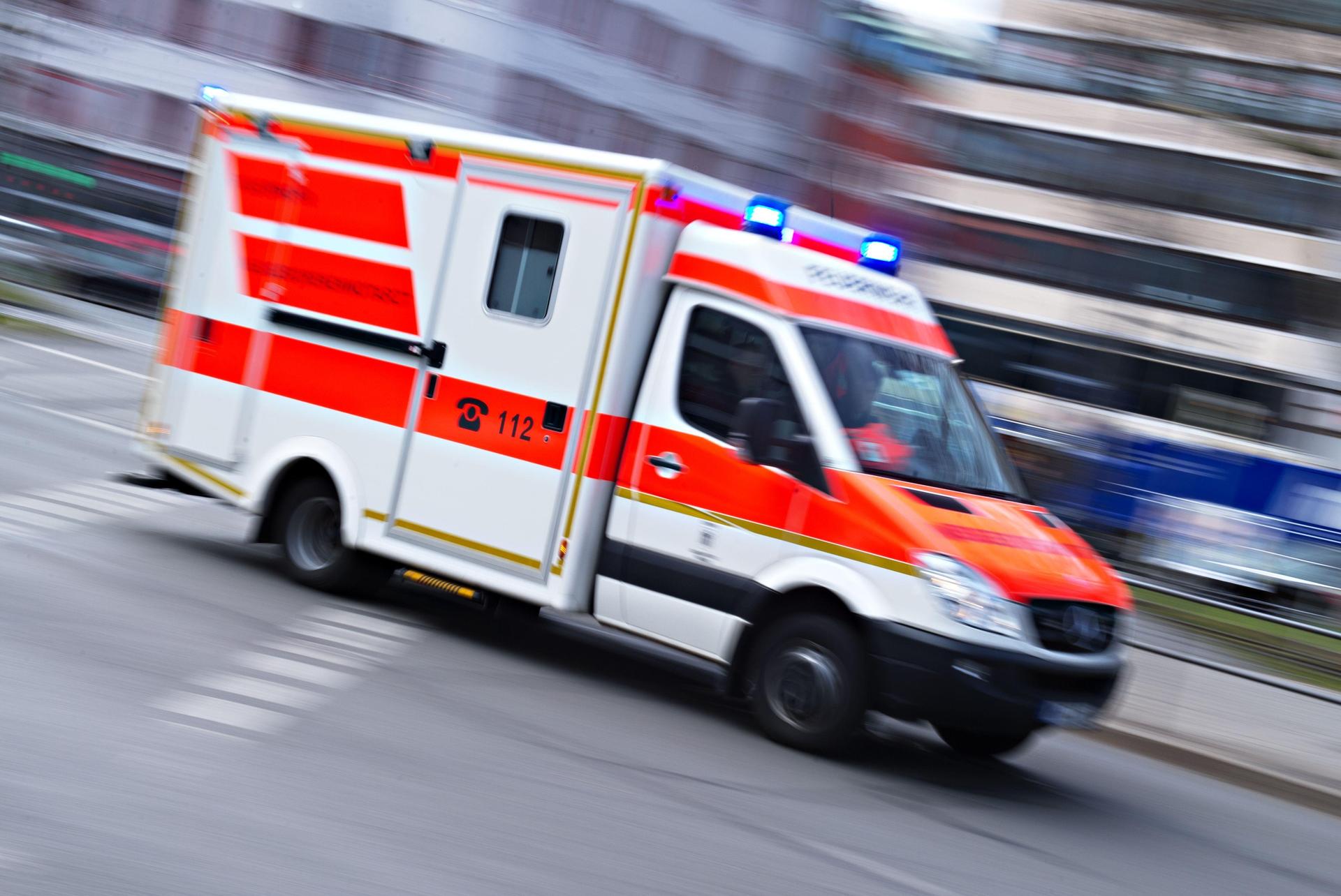 Ein Motorradfahrer musste ins Krankenhaus gebracht werden. (Symbolbild: Nicolas Armer/dpa)