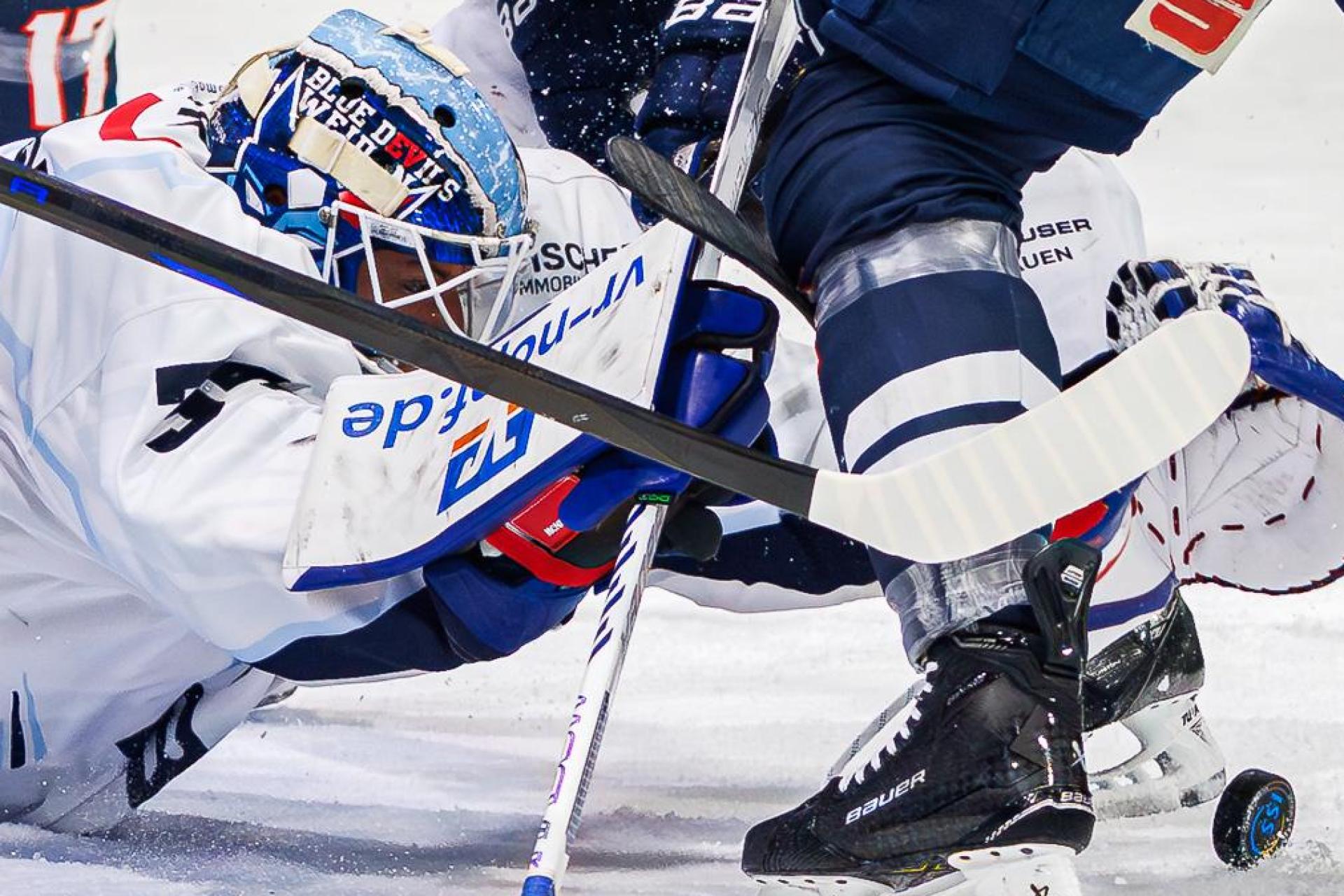 Michael McNiven (liegend) bewahrte die Blue Devils Weiden am Dienstagabend bei den Kassel Huskies mehrfach mit starken Paraden vor einer höheren Niederlage. Am Ende verloren die Weidener die Partie mit 1:4. (Bild: Werner Moller)