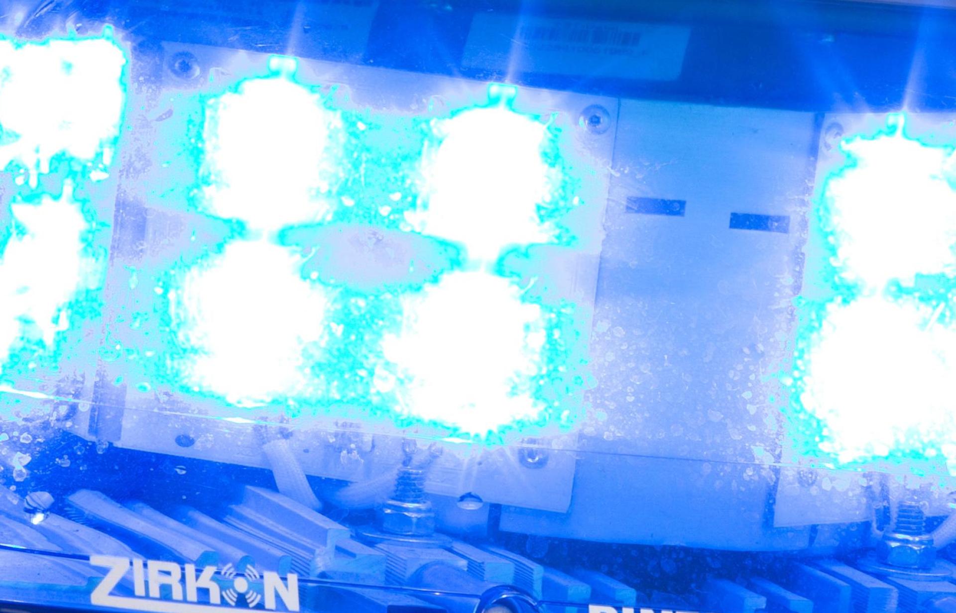 Die Polizei Weiden wurde am Montagnachmittag zu einem Unfall in die Frauenrichter Straße gerufen. Ein Kran ist dort mit der Autobahnbrücke kollidiert. (Symbolbild: Friso Gentsch/dpa)