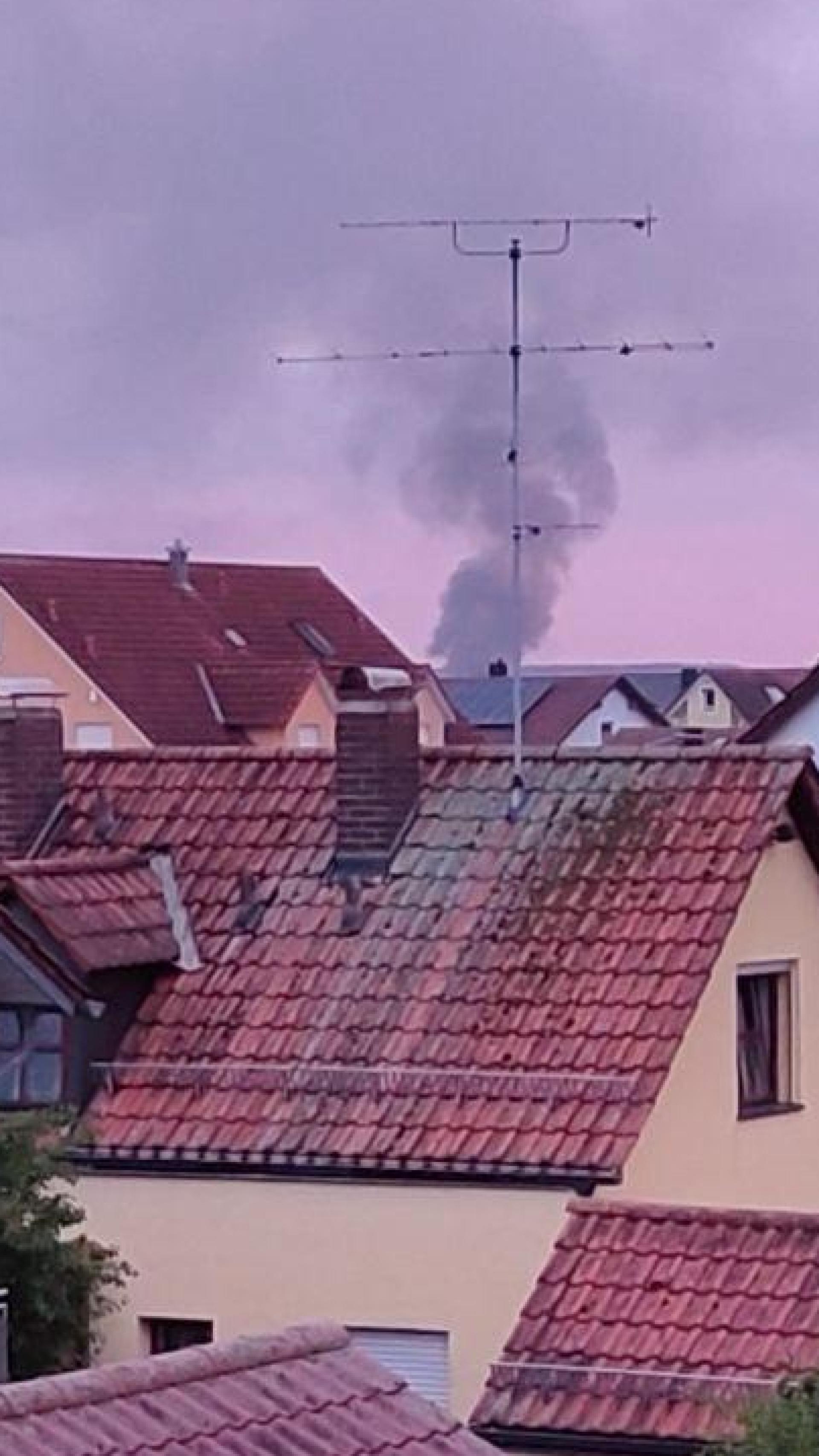 In Regensburg sollten wegen Rauchentwicklung und Brandgasen Fenster und Türen geschlossen bleiben. (Bild: Lukas Hinterberger)
