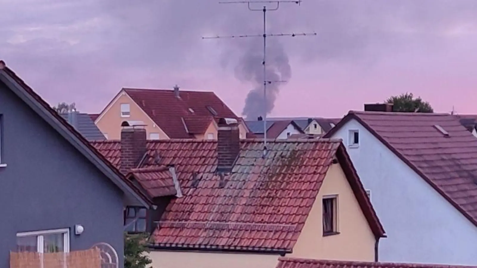 In Regensburg sollten wegen Rauchentwicklung und Brandgasen Fenster und Türen geschlossen bleiben. (Bild: Lukas Hinterberger)