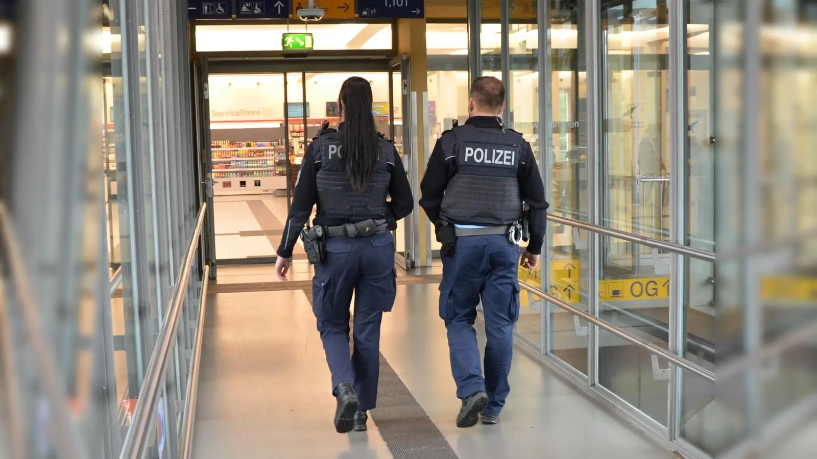 Die Polizei auf Streife am Regensburger Bahnhof.  (Bild: Bundespolizei)