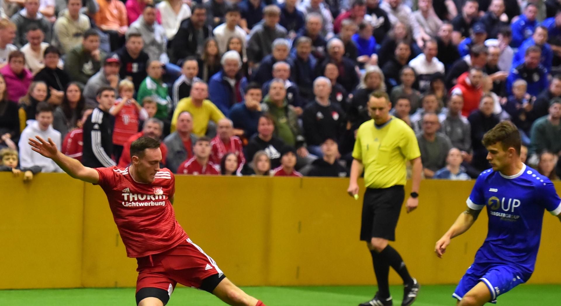 Im Dezember findet erneut das Hallenturnier der SpVgg SV Weiden in der Weidener Mehrzweckhalle statt. (Archivbild: A. Schwarzmeier)
