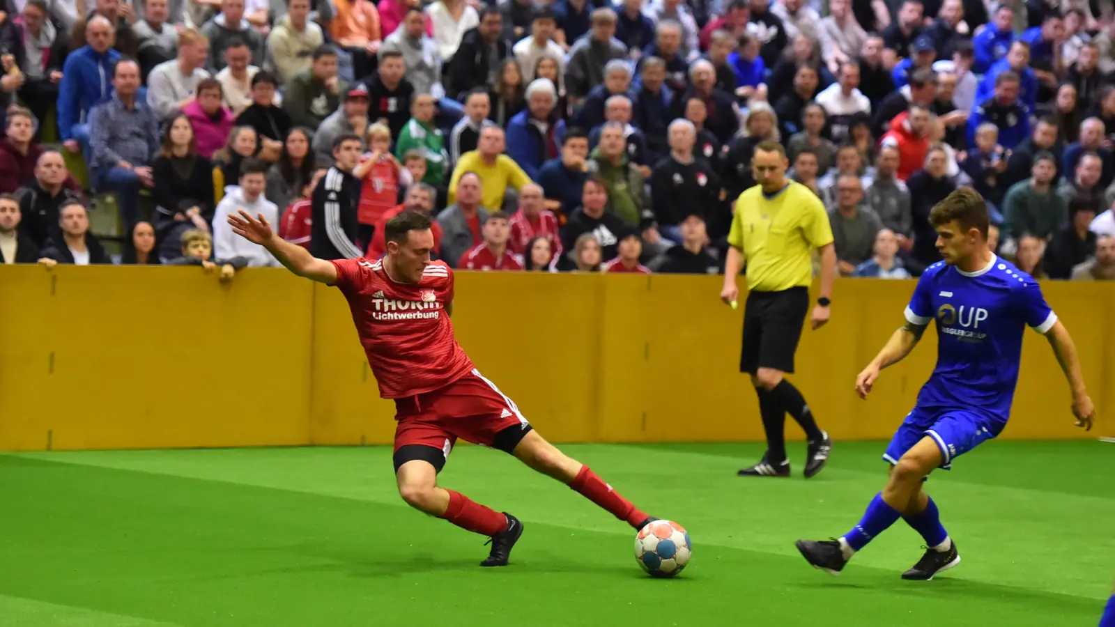 Im Dezember findet erneut das Hallenturnier der SpVgg SV Weiden in der Weidener Mehrzweckhalle statt. (Archivbild: A. Schwarzmeier)