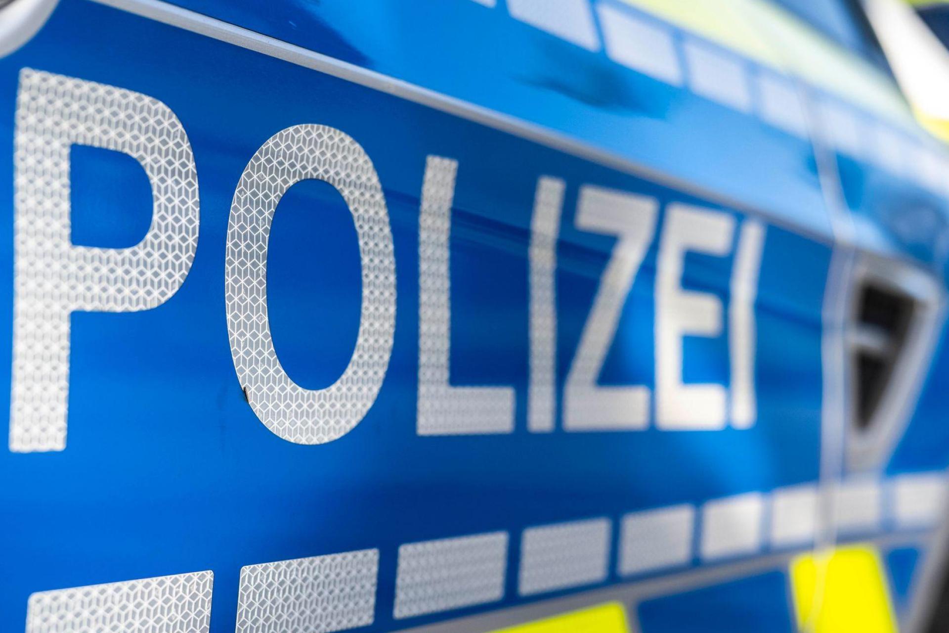 Bei einer Schleierfahndung auf der A9 haben Polizisten zwei Männer festgenommen, die per Haftbefehl gesucht wurden. (Symbolbild: David Inderlied/dpa)