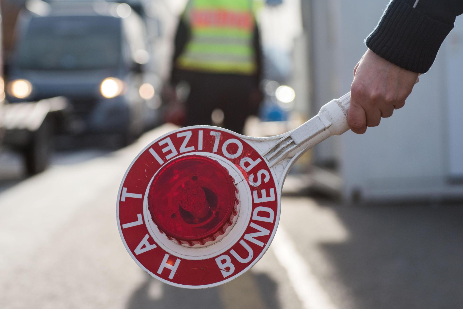 Kiloweise Pyrotechnik ohne Zulassung sowie verbotene Waffen kassierte die Bundespolizei bei diversen Kontrollen am Wochenende ein. (Bild: Bundespolizei/exb)