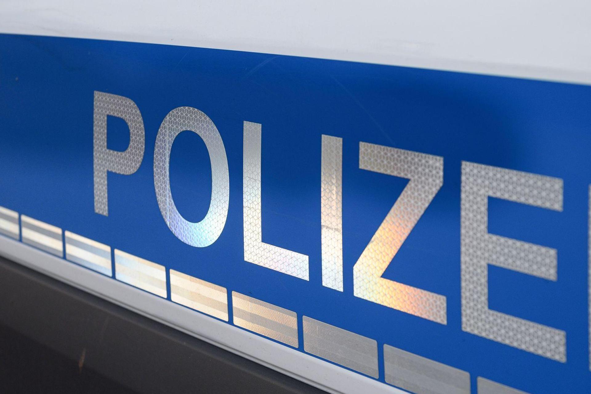 Ein schwarzer Kia wurde auf dem Lidl-Parkplatz in Weiden angefahren. Der Verursacher flüchtete.  (Symbolbild: Daniel Vogl/dpa)