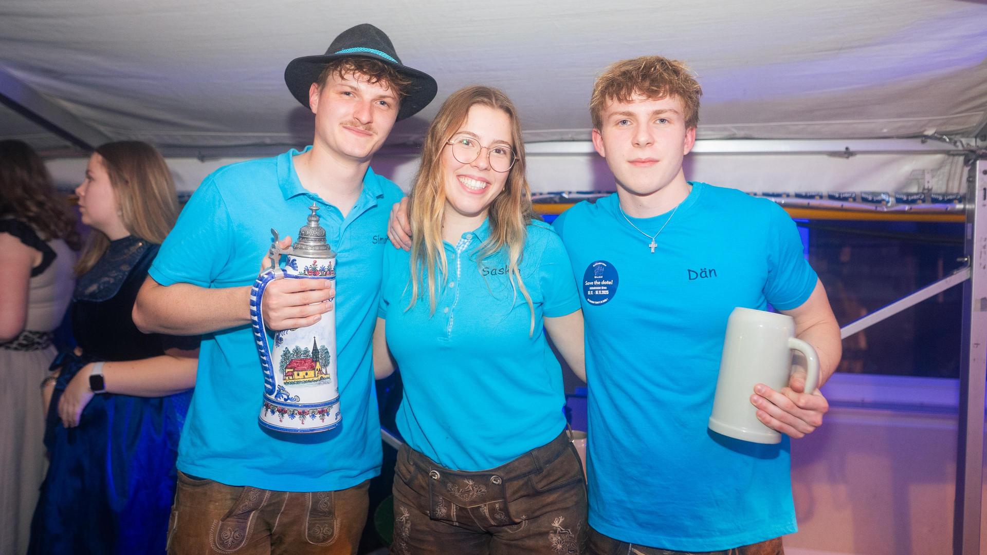 Beim Kirwa-Special der Etzenrichter Kirwa sorgte die Band „RUNDUMADUM” für Stimmung.  (Bild: Hannes Stock)