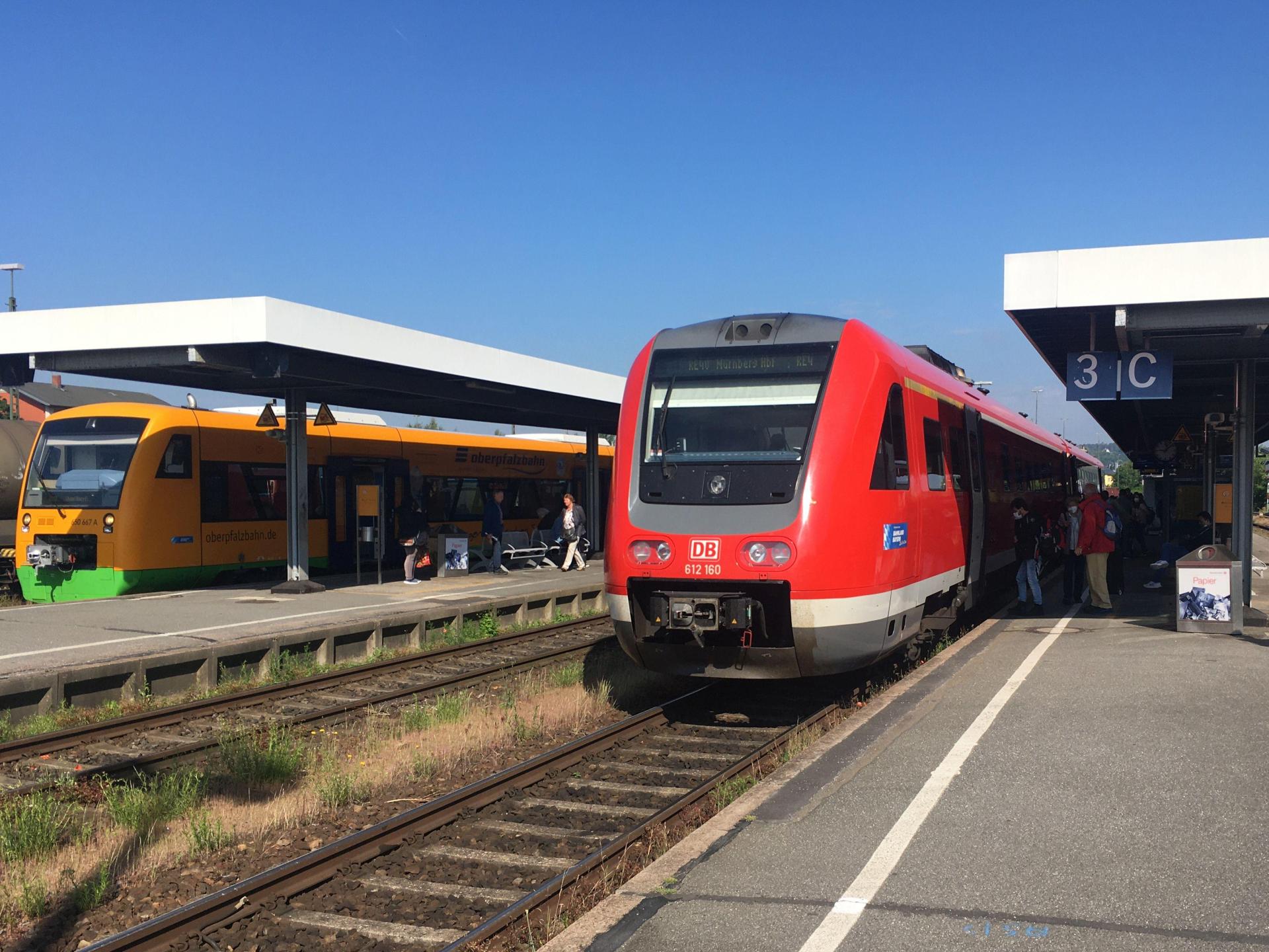 Am Schwandorfer Bahnhof hat ein Fahrgast auf „Lama” gemacht und den Lokführer angespuckt.  (Archivbild: ihl)