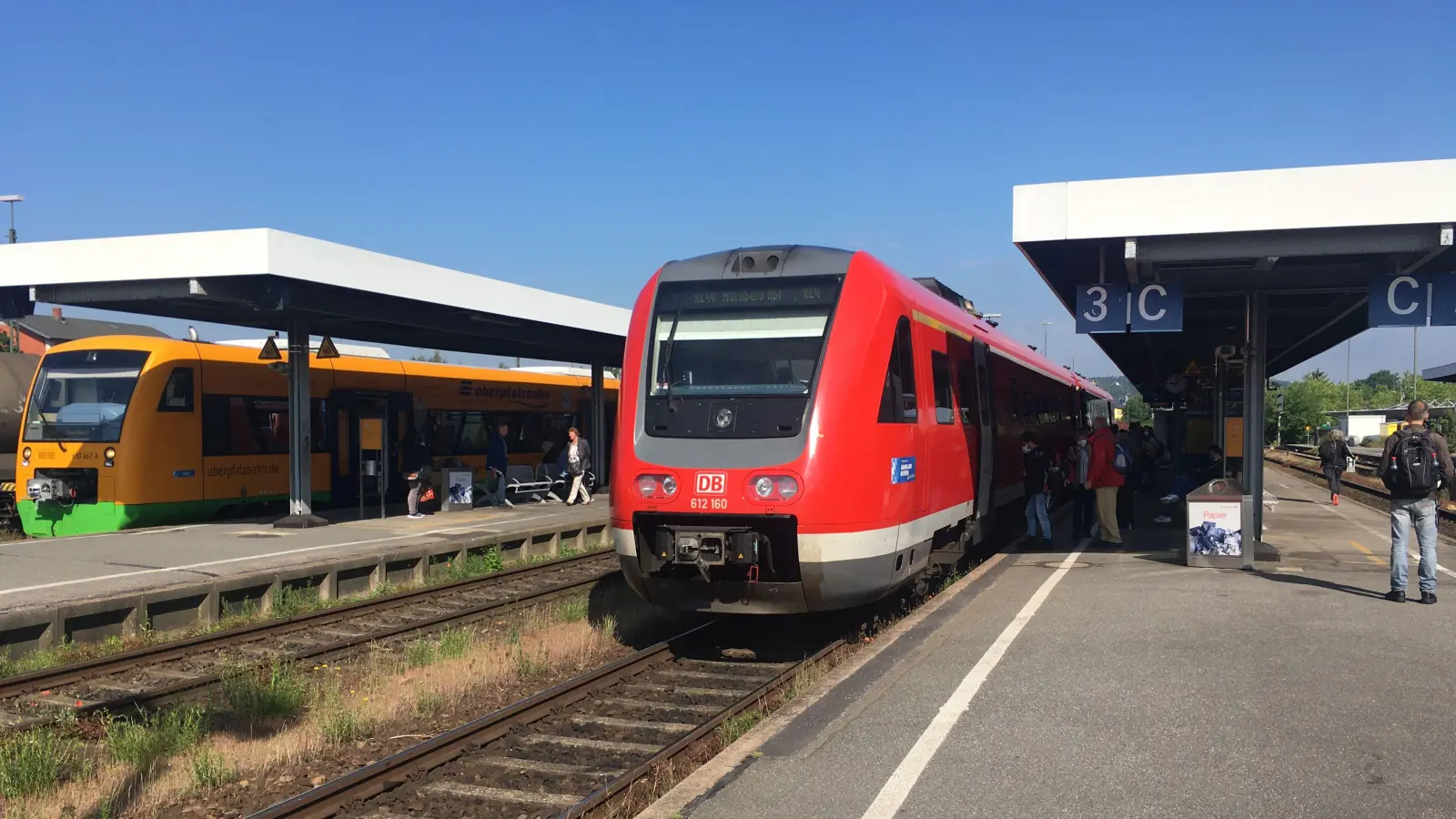 Am Schwandorfer Bahnhof hat ein Fahrgast auf „Lama” gemacht und den Lokführer angespuckt.  (Archivbild: ihl)