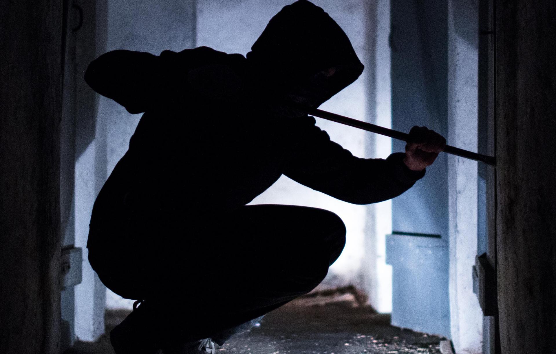 Einbruch in Imbiss in Neustadt/WN: Ein 17-jähriger Tatverdächtiger wurde festgenommen. Die Polizei ermittelt. (Symbolbild: Silas Stein/dpa)