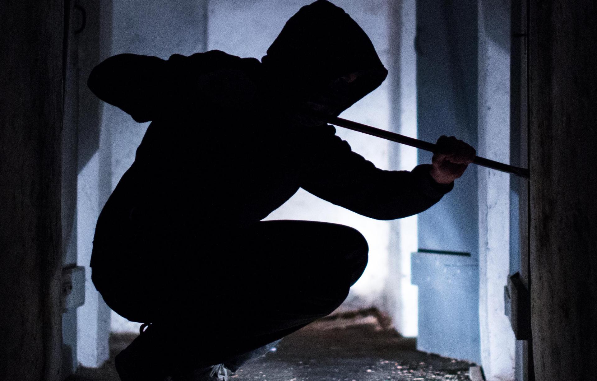 Die Polizei sucht nach Zeugen, die den Einbruch in Feilersdorf bei Trabitz beobachtet haben.  (Symbolbild: Silas Stein/dpa)