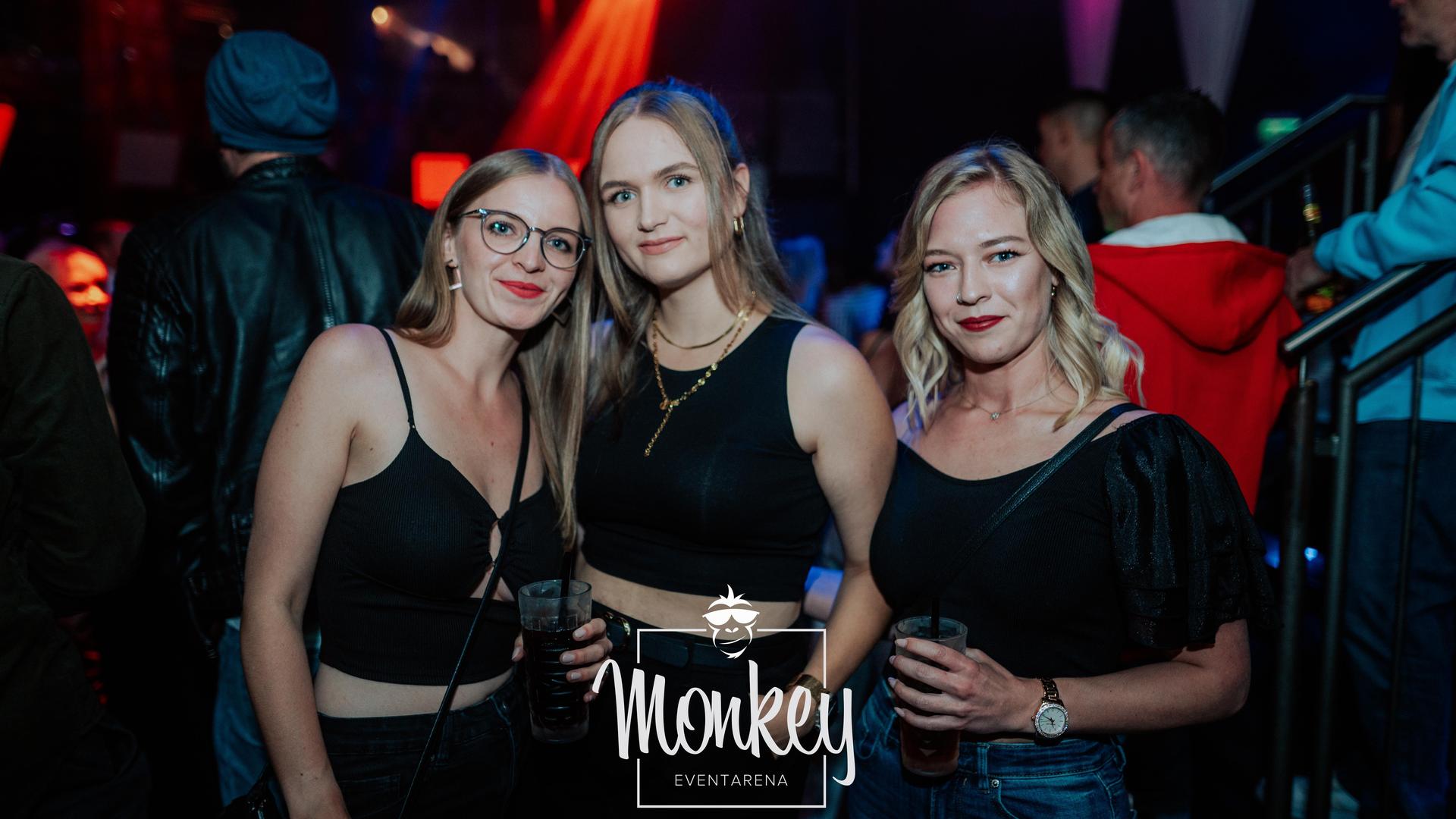 DJane Stella und DJ Roomman sorgen für den passenden Beat bei der Ü-30-Night im Monkey. (Bild: Sebastian Reiter)