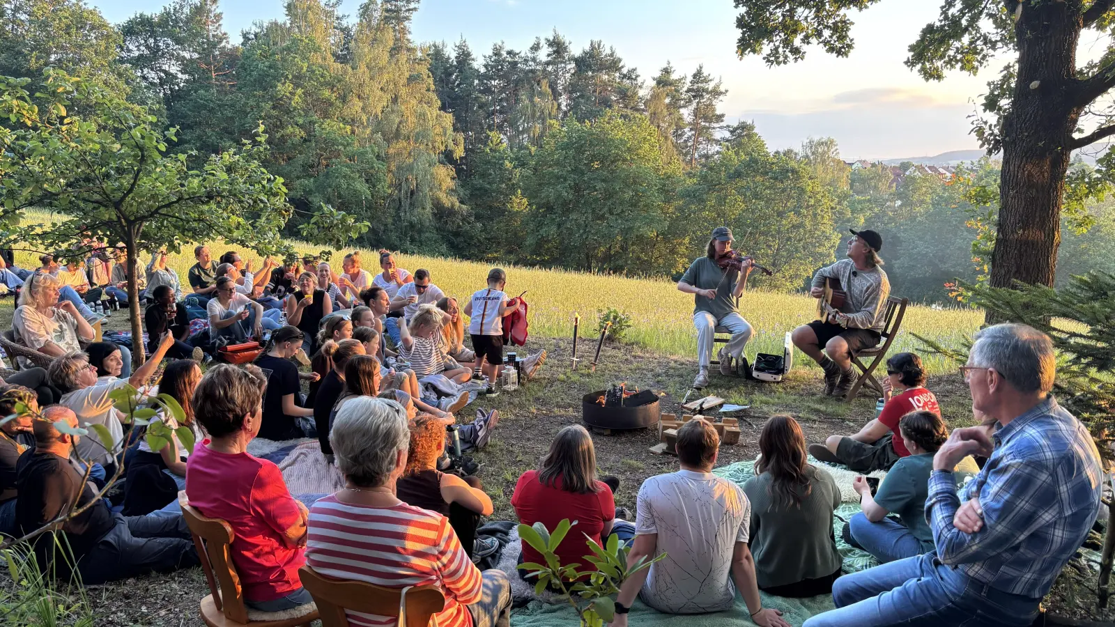 Sabeth Puri-Jobi und Marlo Grosshardt präsentierten auf der Schirmitzer Streuobstwiese Songs aus Grosshardts neuem Album „Bildet Banden“. (Bild: mcl)