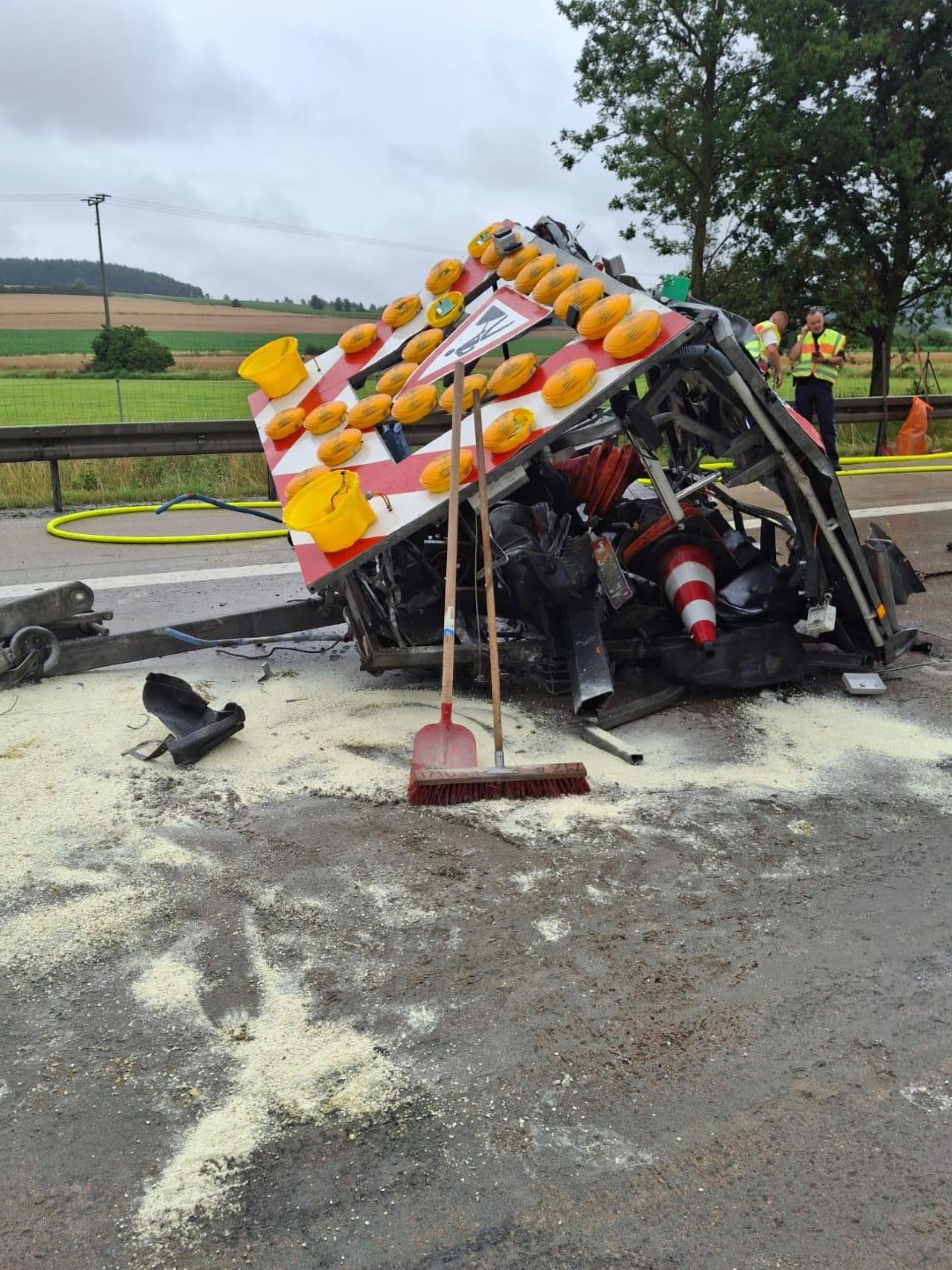 Die Autobahn A93 zwischen Luhe-Wildenau und Weiden-Süd war nach einem schweren Unfall den ganzen Montagnachmittag gesperrt. Ein Lkw prallte in einen Sicherungsanhänger. (Bild: Feuerwehr Oberwildenau)