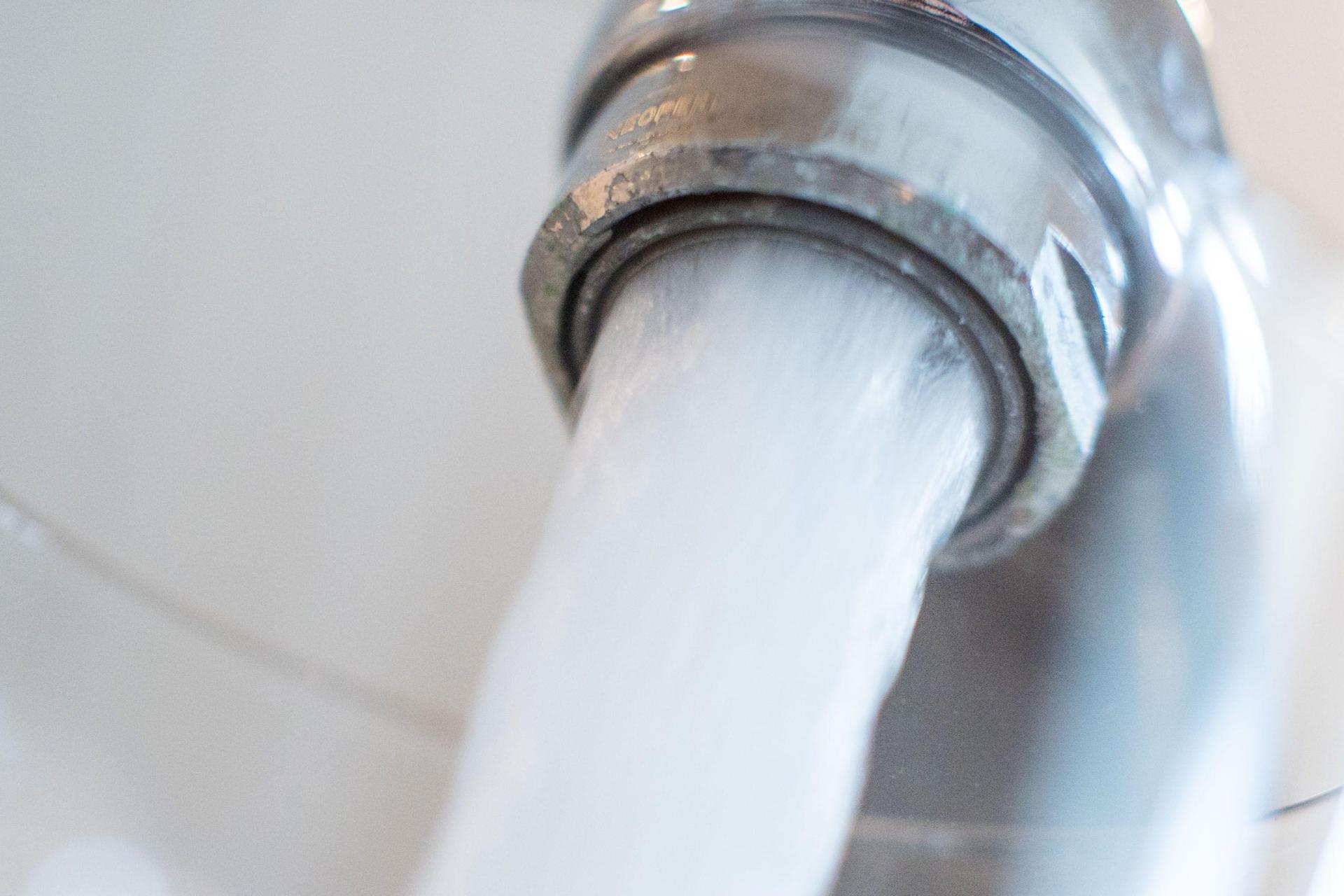 Am 12. November kommt es in Teilen der Gemeinde Schirmitz zu Einschränkungen in der Wasserversorgung. (Symbolbild: Lino Mirgeler/dpa)