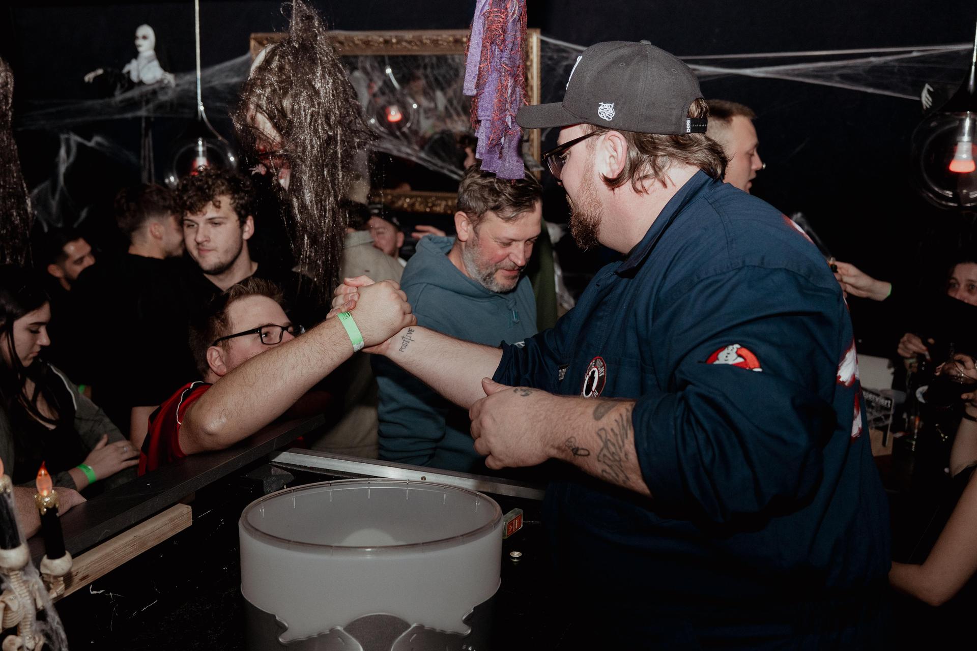 Im Labelle in Waidhaus waren am Freitag die Zombies, Teufel und Geister unterwegs und gaben zur Musik von DJ Michael B. zusammen Vollgas. (Bild: Timo Kraus)