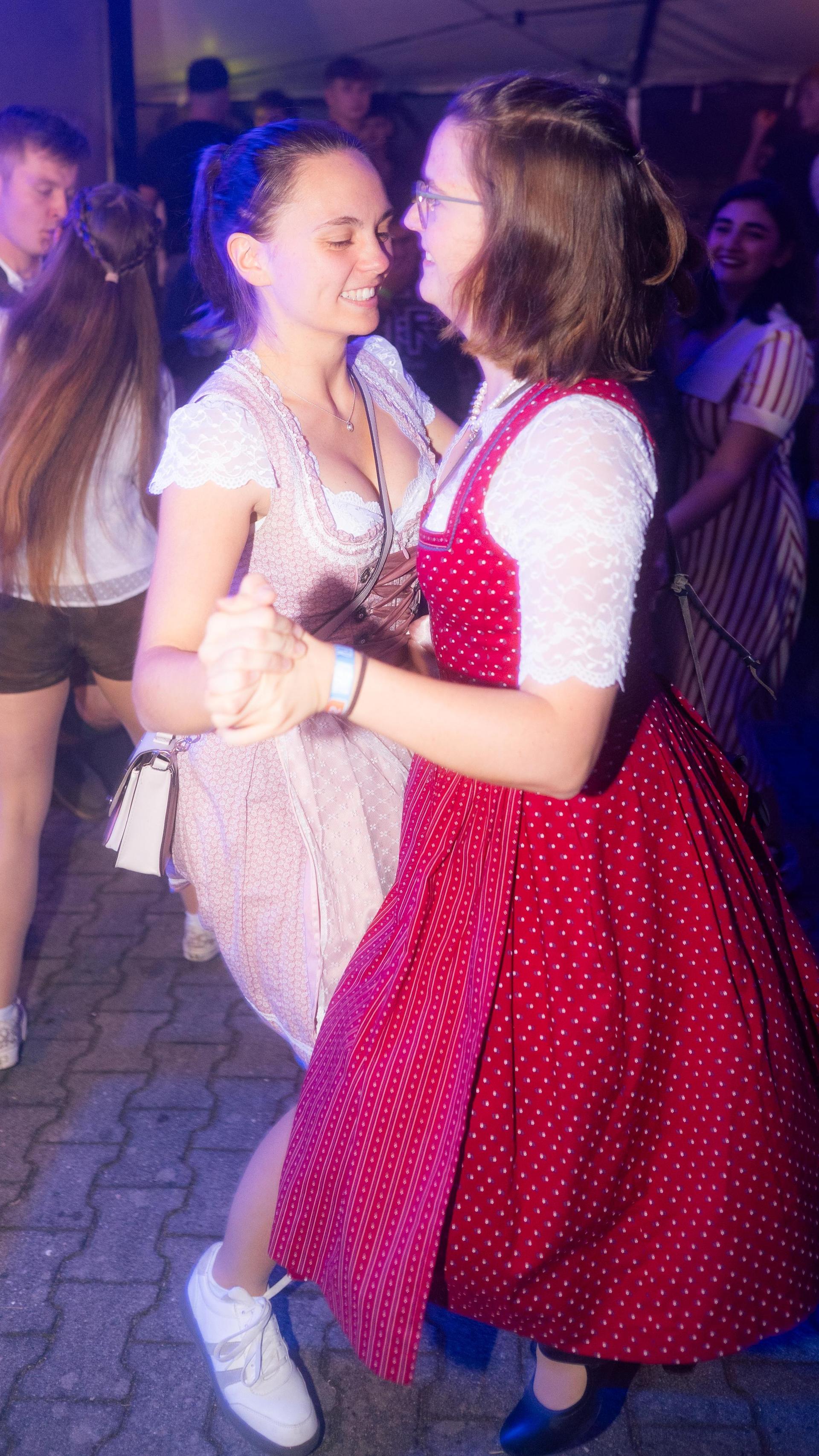 Beim Kirwa-Special der Etzenrichter Kirwa sorgte die Band „RUNDUMADUM” für Stimmung.  (Bild: Hannes Stock)