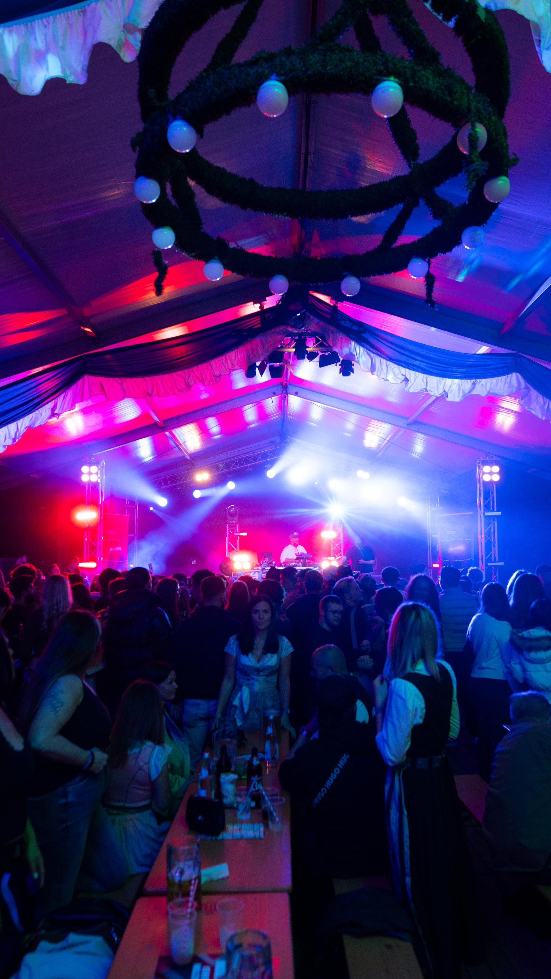 DJ Dollar Bill heizt das Festzelt ein. (Bild: Hannes Stock)