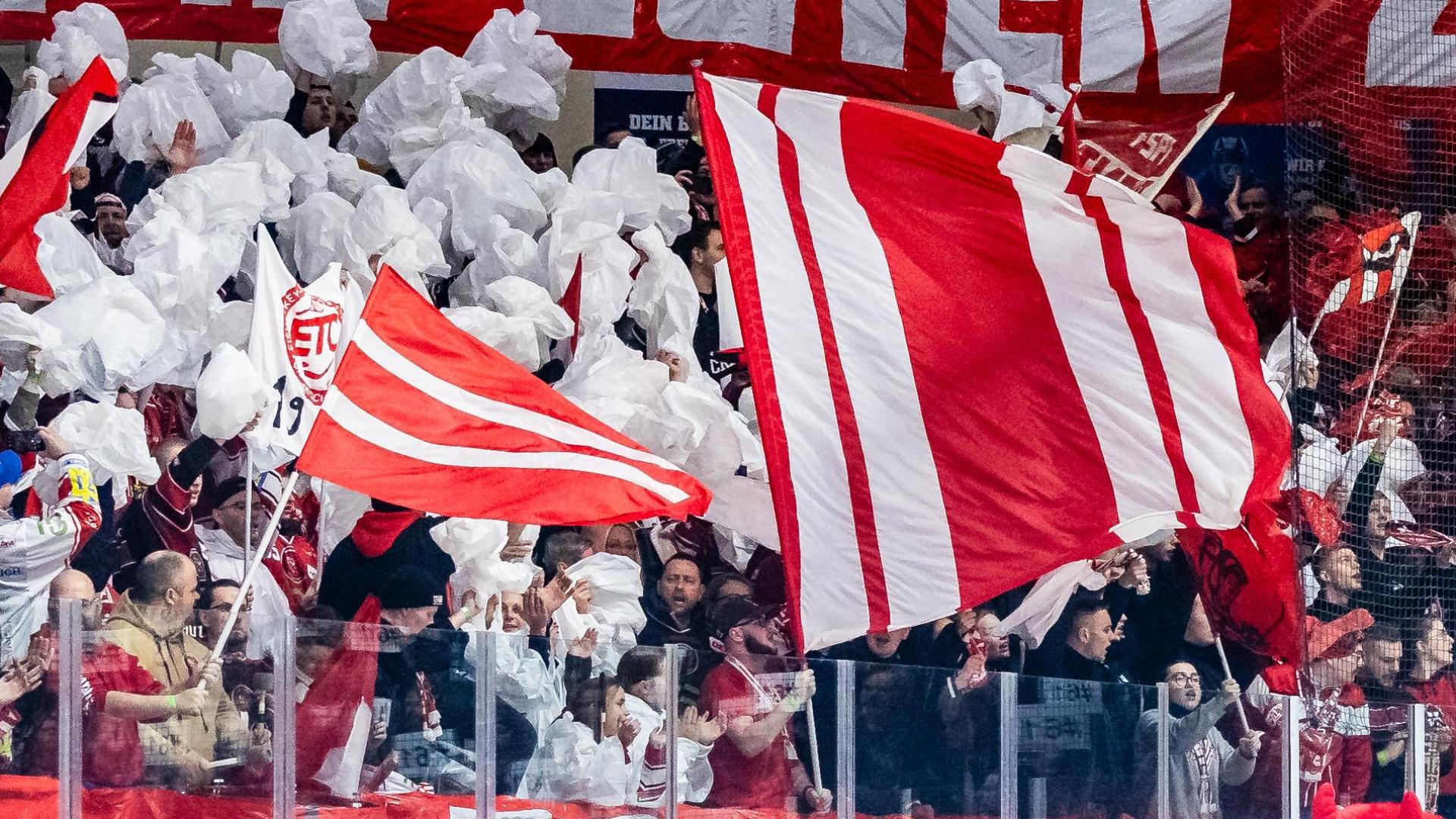 So wird es am 10.2 in der Weidener Hans-Schröpf-Arena beim Gastspiel der Eispiraten Crimmitschau nicht aussehen. Die organisierte Fanszene hat angekündigt, das Gastspiel bei den Blue Devils Weiden aufgrund der angehobenen Ticketpreise zu boykottieren.  (Archivbild: Tobias Neubert)