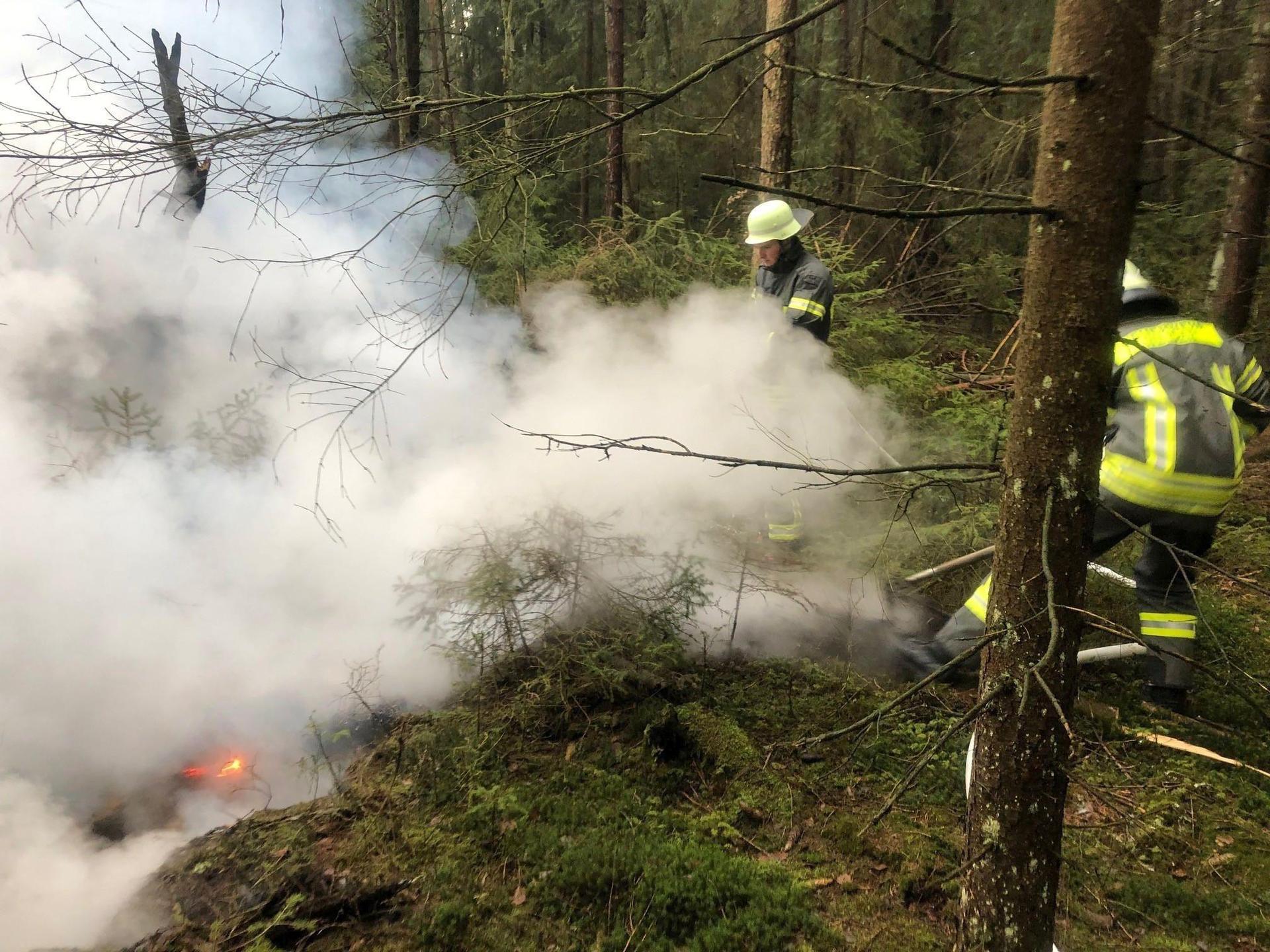 Die Feuerwehr Dießfurt konnte am Sonntag gerade noch rechtzeitig einen brennenden Grill löschen.  (Symbolbild: Feuerwehr Weiden)