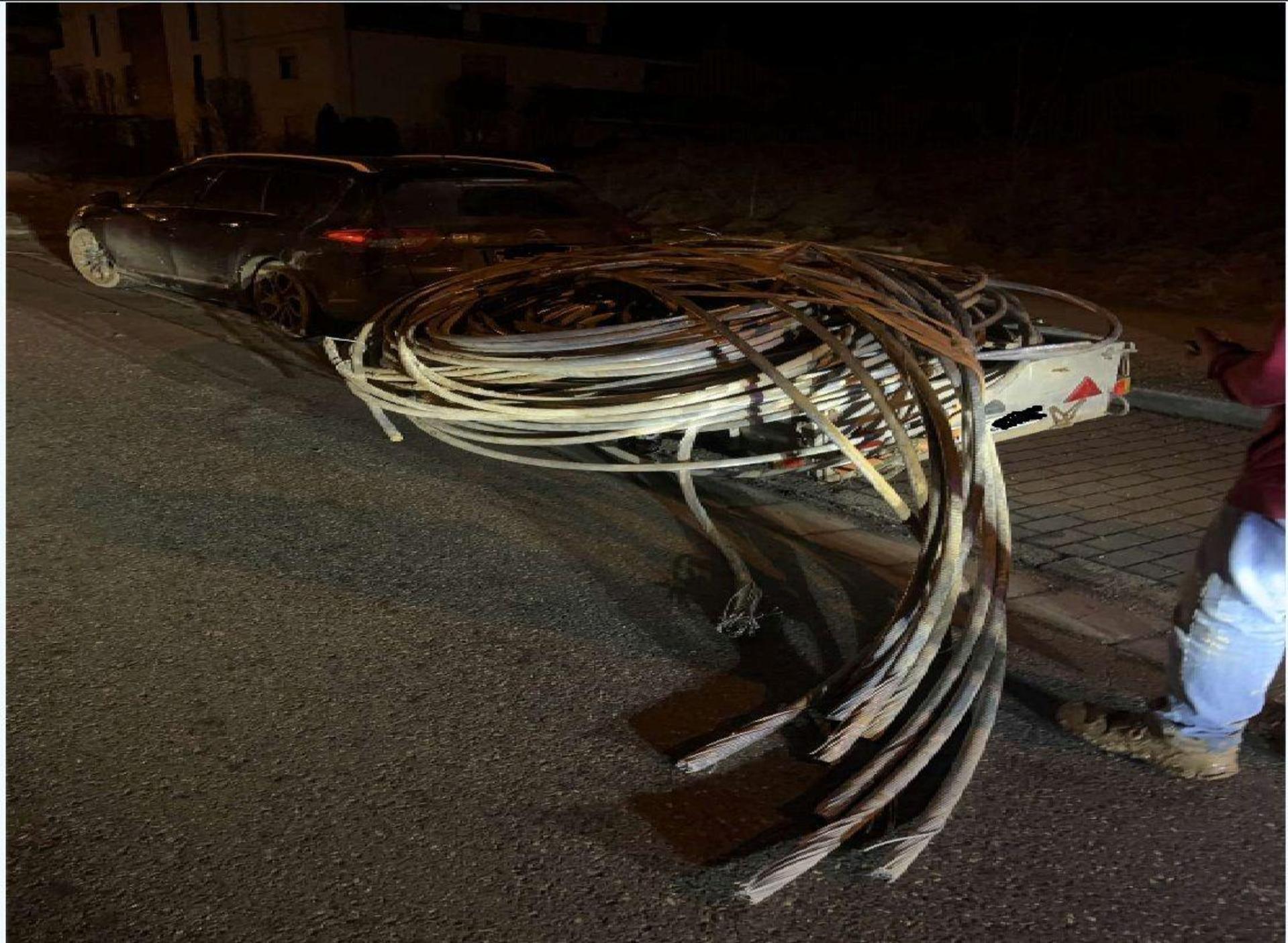 Deutlich überladen war der Anhänger eines 64-Jährigen, der damit in Weiden unterwegs war. Doch nicht nur das: Seine Ladung war Diebesgut, das er zuvor von einer Baustelle in Altenstadt/WN gestohlen hatte.  (Bild: Polizei Weiden)