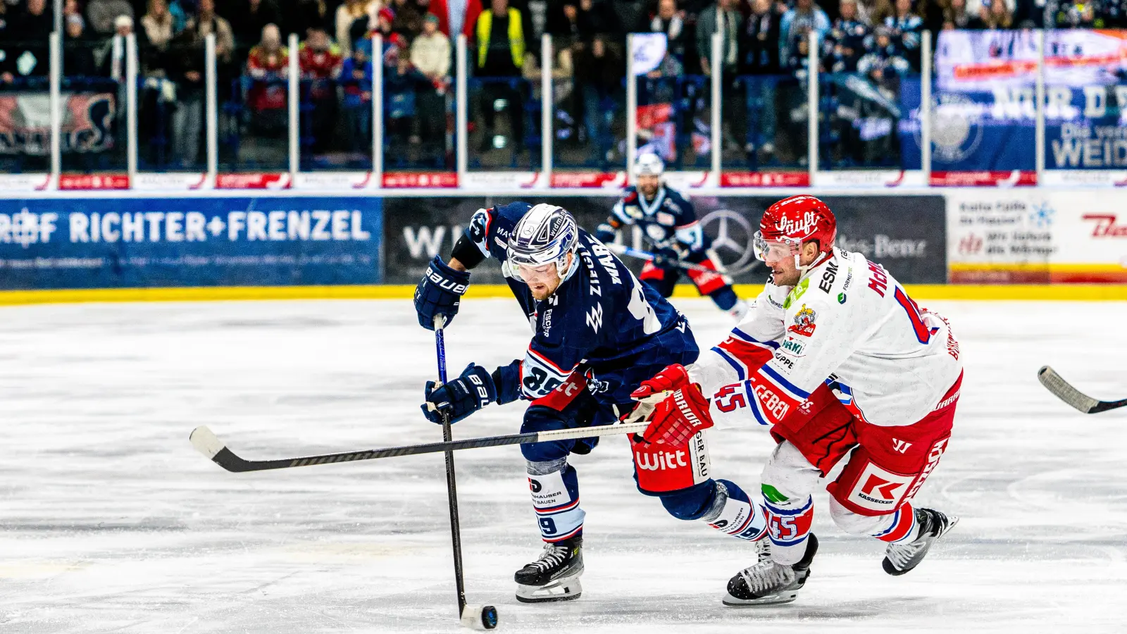 Tyler Ward (links) von den Blue Devils Weiden im Laufduell mit dem Selber Carson McMillan. (Bild: Elke Englmaier)