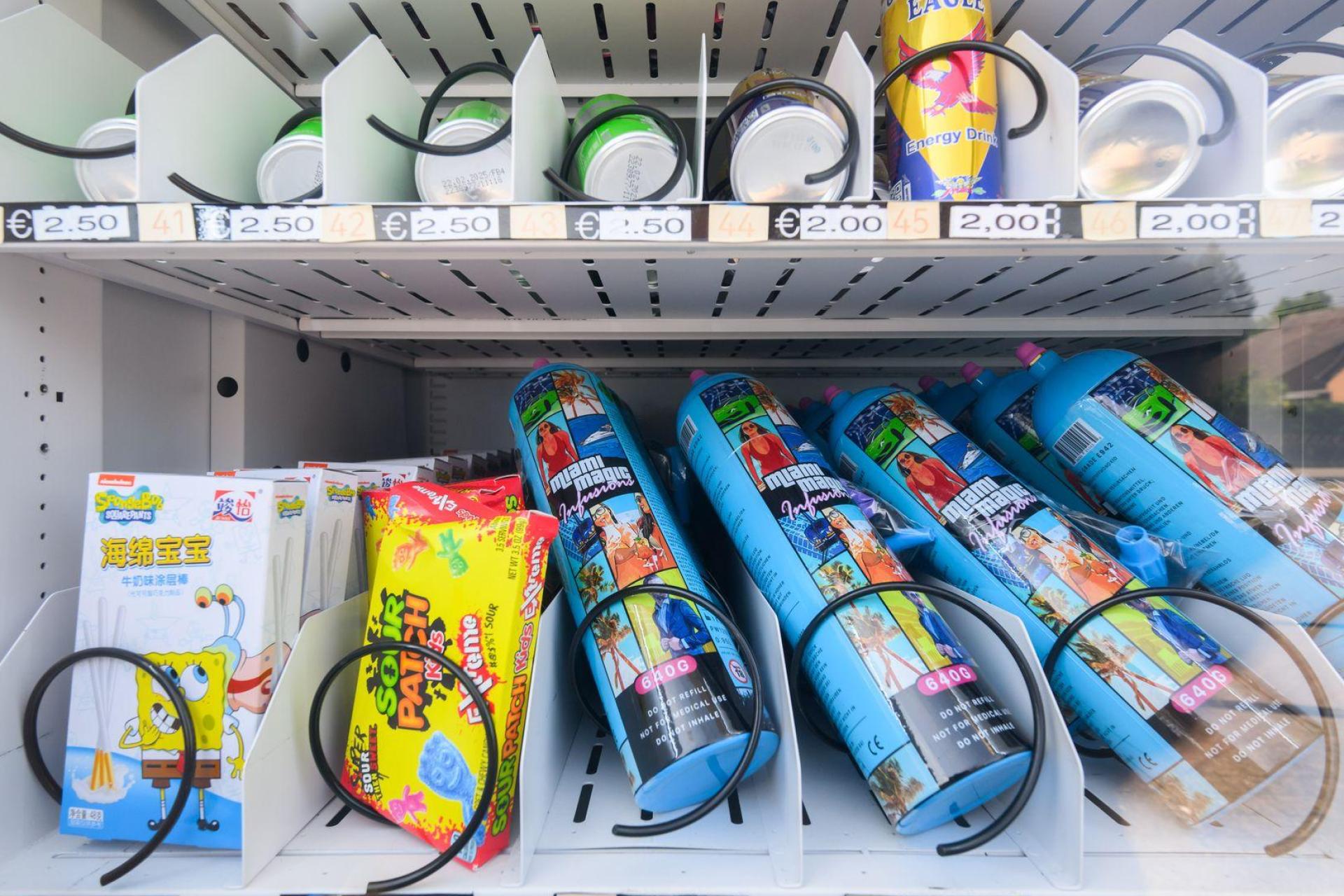 Lachgas einfach an einem Snack-Automaten kaufen? Für Minderjährige soll das nicht mehr möglich sein. (Symbolbild: Julian Stratenschulte/dpa)