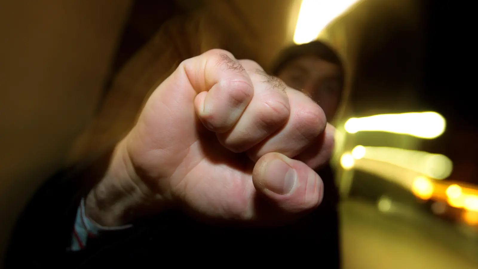 In Weiden ist es zu einer Schlägerei gekommen.  (Symbolbild:  Karl-Josef Hildenbrand/dpa)