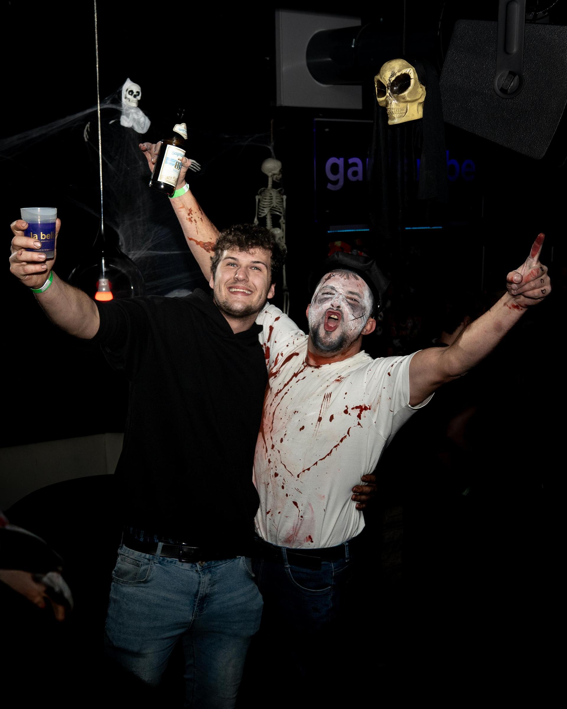 Im Labelle in Waidhaus waren am Freitag die Zombies, Teufel und Geister unterwegs und gaben zur Musik von DJ Michael B. zusammen Vollgas. (Bild: Timo Kraus)