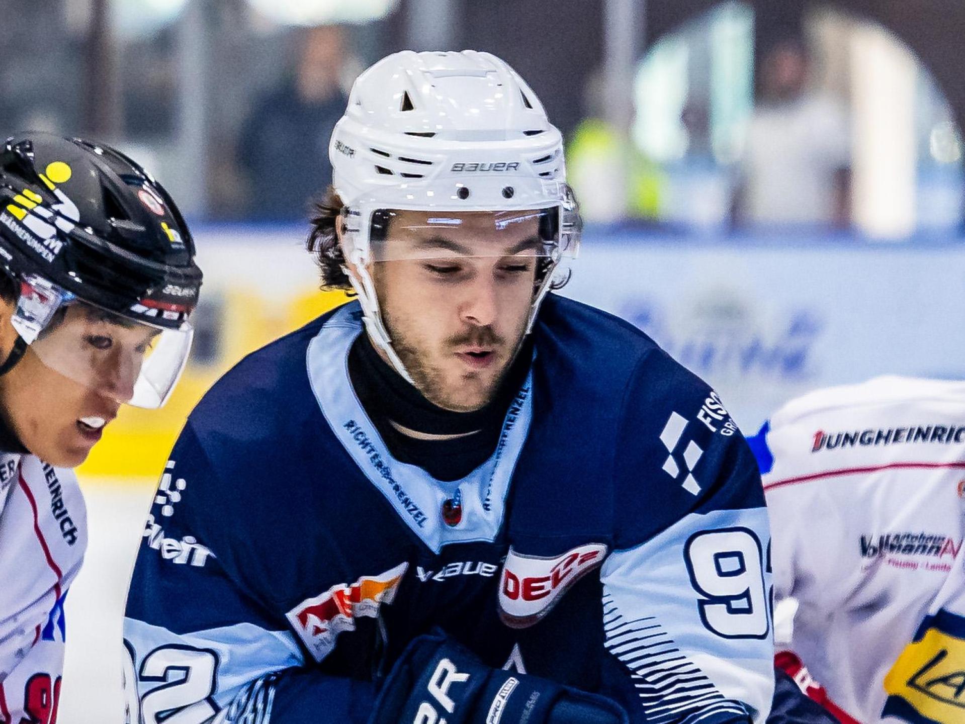 Top-Neuzugang Brayden Tracey (Mitte) feierte gegen den EV Landshut sein Heim-Debüt im Trikot der Blue Devils Weiden. (Bild: Tobias Neubert)