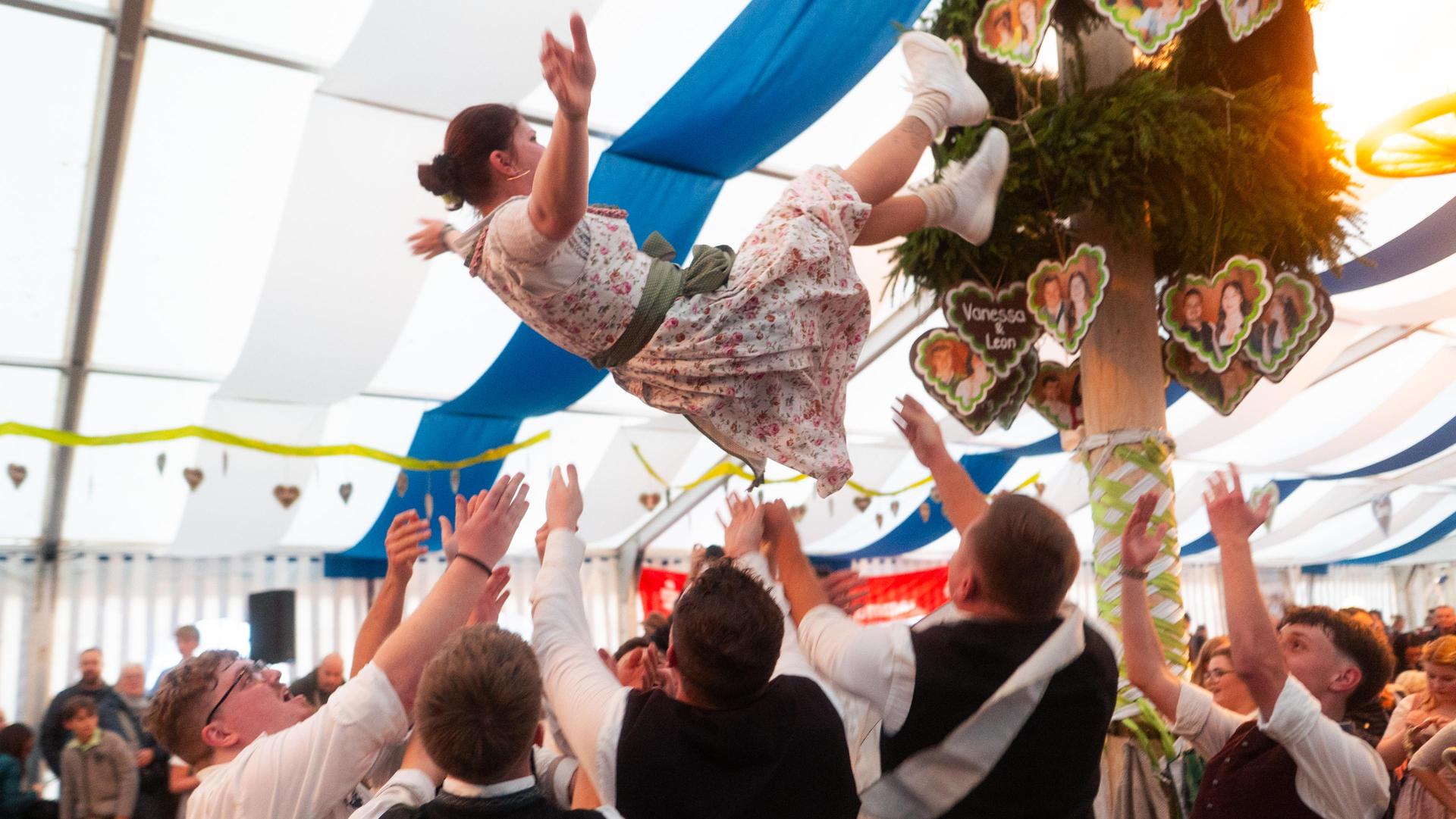 Auch am Sonntag habt ihr auf der Kirwa in Weiherhammer gefeiert. (Bild: Hannes Stock)