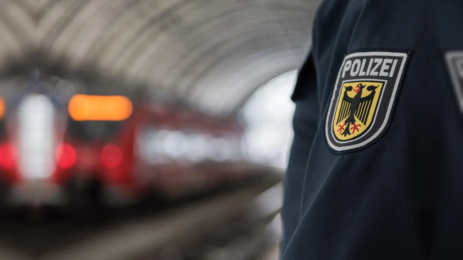 In Altenstadt/WN haben Jugendliche einen Zug mit Steinen beworfen. Die Bundespolizei Waidhaus hat ein Ermittlungsverfahren eröffnet. (Symbolbild: Bundespolizei/exb)