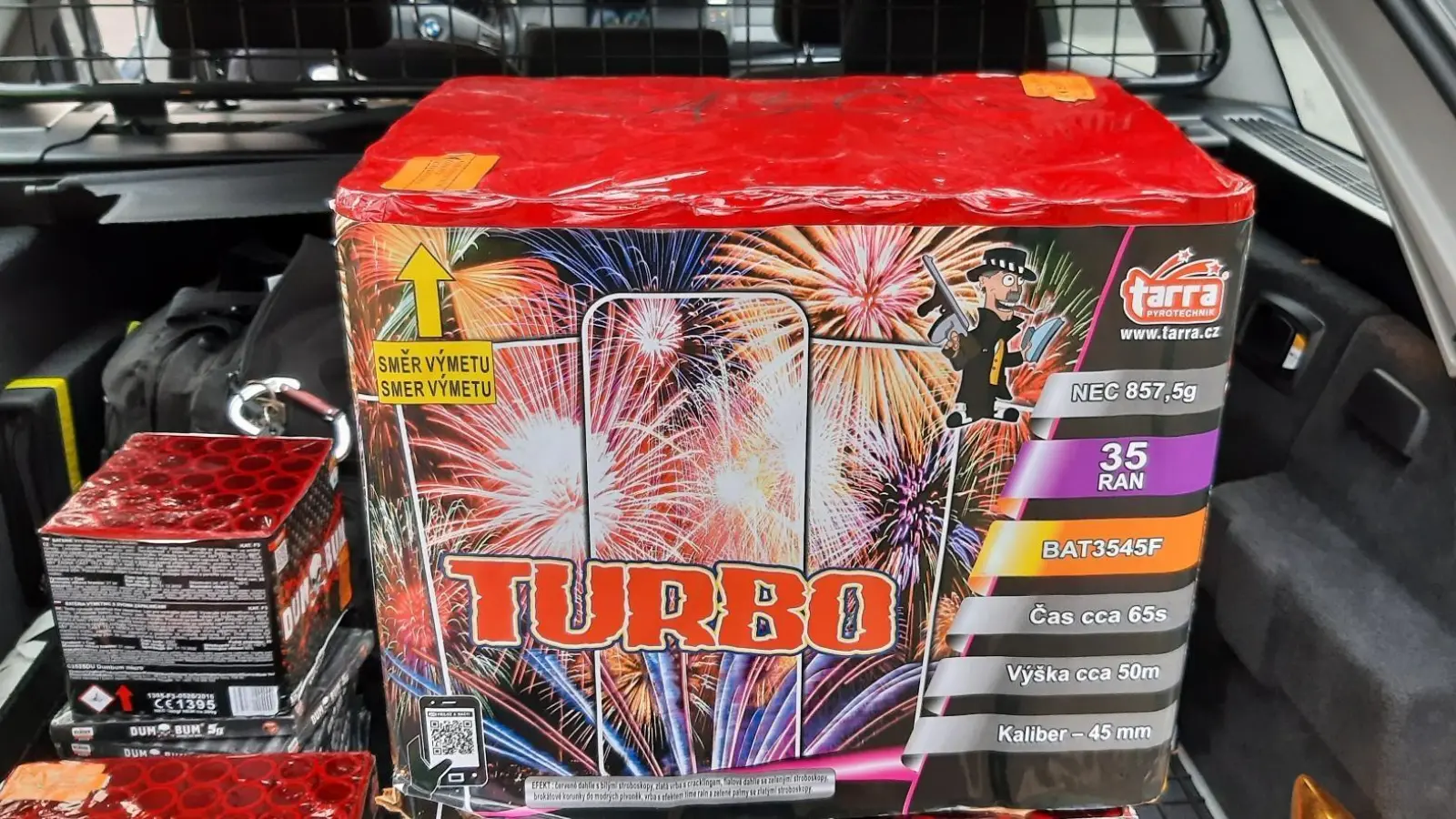 Bis unter die Fahrzeugdecke seinen Kofferraum mit verbotener Pyrotechnik vollgestopft hatte ein 30-jähriger Rumäne, den die Bundespolizei im Raum Waldsassen kontrollierte. (Bild: Bundespolizei/exb)