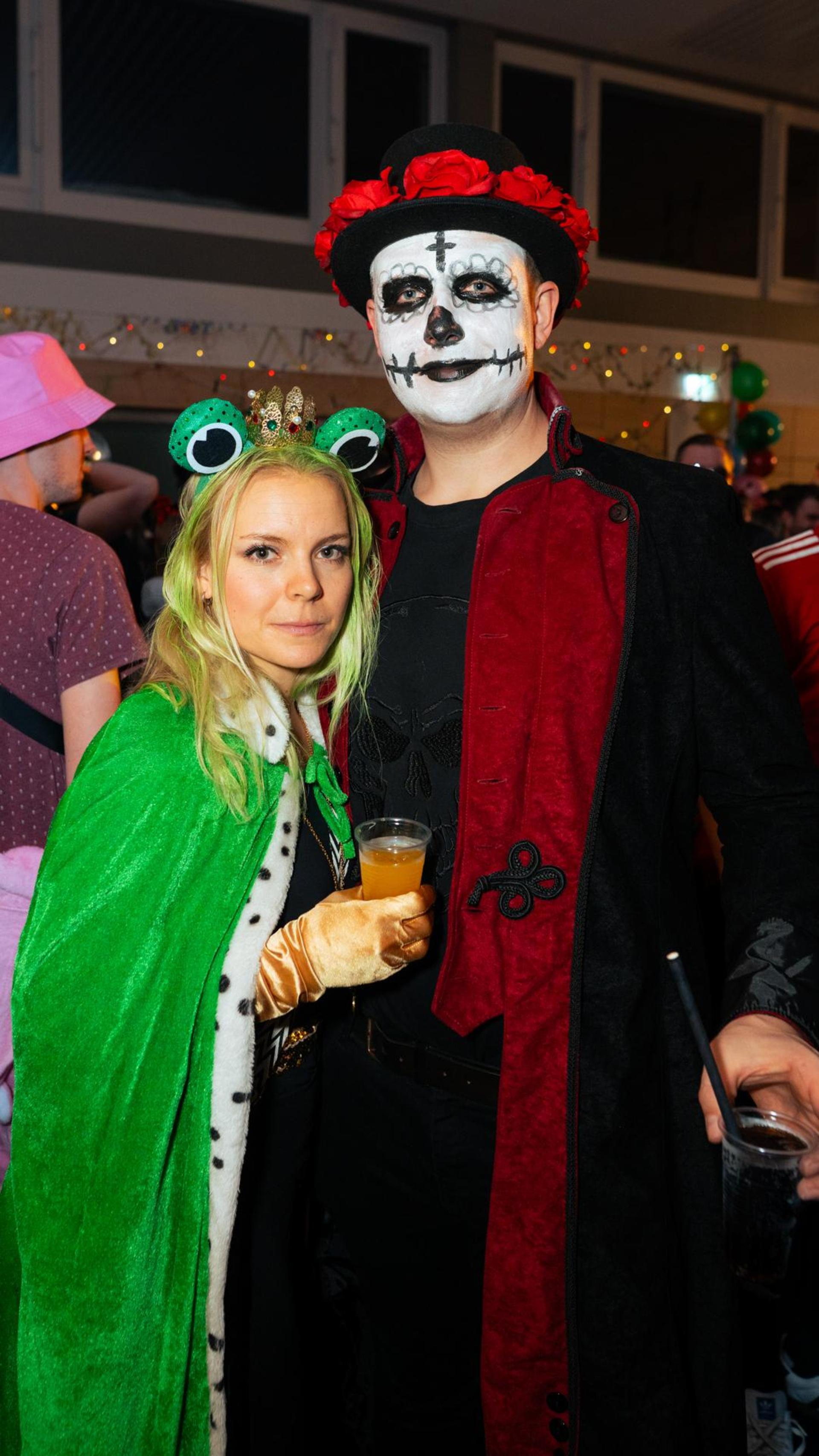 Am Sportlerball in Schirmitz gings mit Vollgas weiter im Faschingstreiben.  (Bild: Hannes Stock)