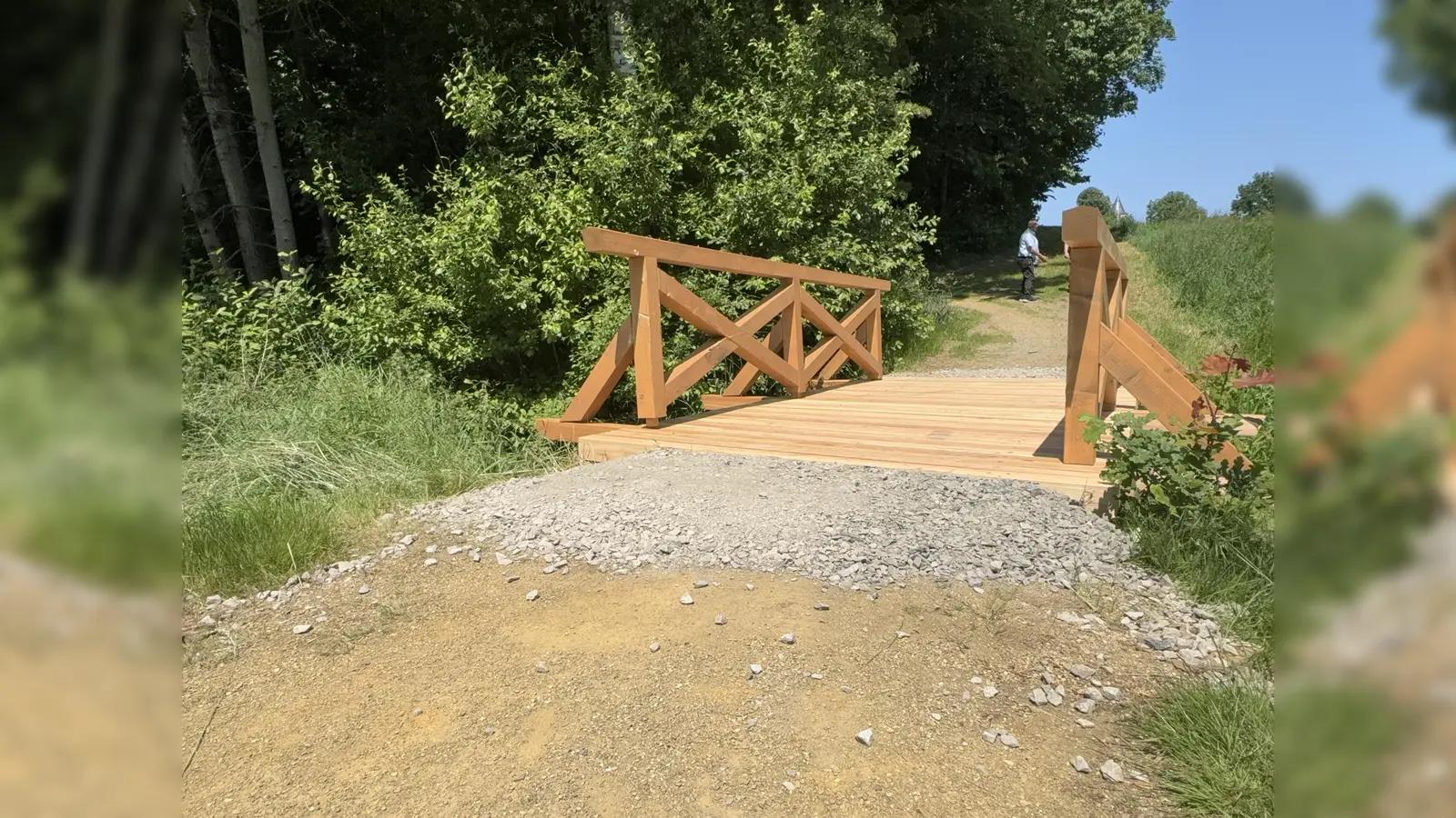 Das Geländer der gerade erst reparierten Holzbrücke in Waldthurn ist erneut beschädigt worden. Der Verursacher flüchtete.  (Bild: Polizeiinspektion Vohenstrauß/exb)