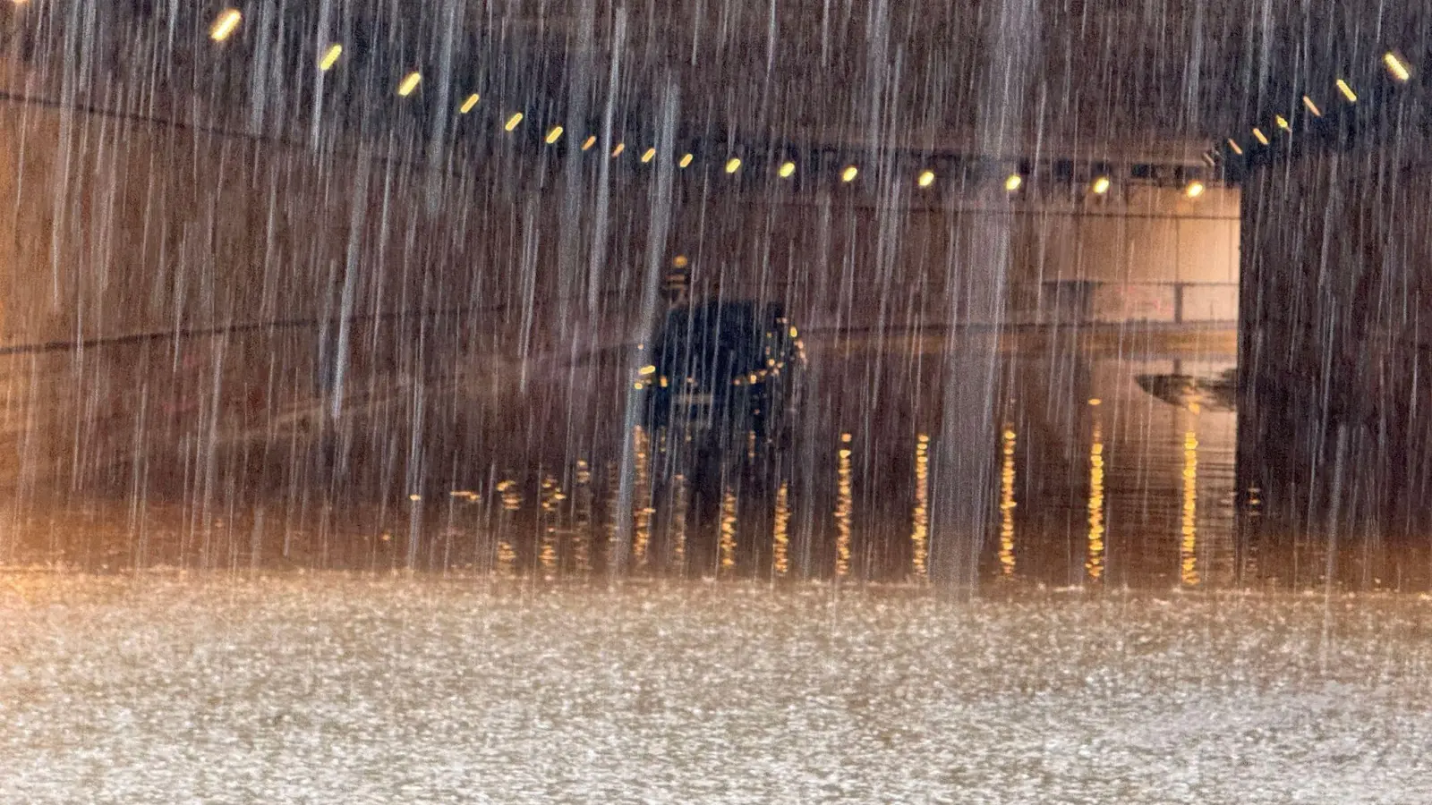 Der Deutsche Wetterdienst warnt vor Starkregen. (Symbolbild: Ferdinand Merzbach/NEWS5/dpa)