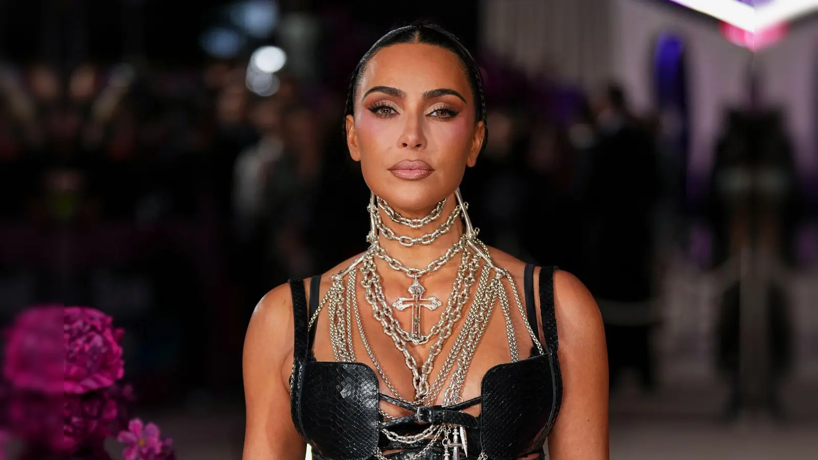 In der Serie „All's Fair“ spielt Kim Kardashian eine glamouröse Scheidungsanwältin. (Bild: Scott A Garfitt/Invision/dpa)