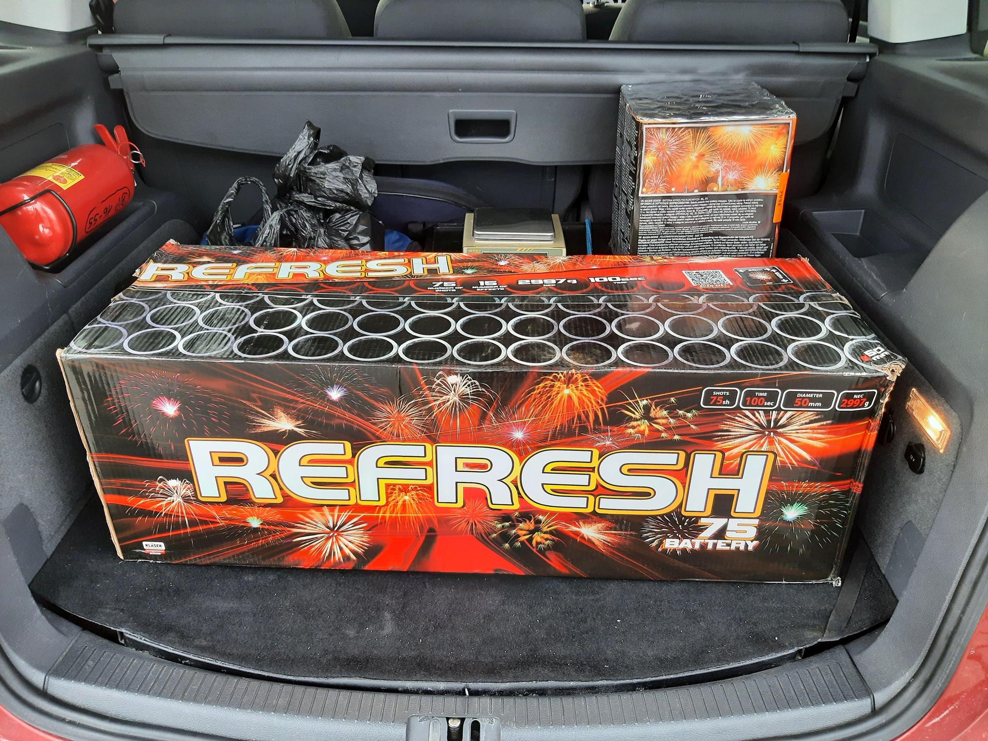 Zwei Deutsche und ein Italiener hatten versucht, diese Abschussbatterie mit 28 Kilogramm Gewicht bei Waldsassen einzuführen. (Bild: Bundespolizei)