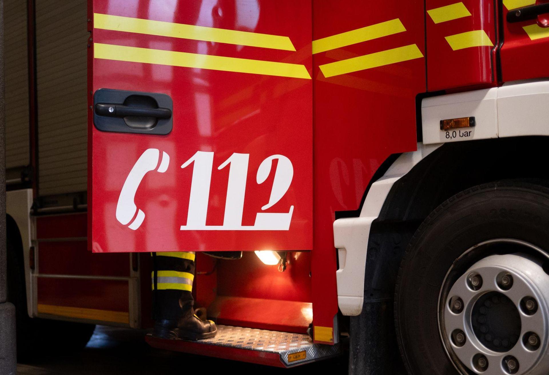 Die Feuerwehr löscht eine brennende Lagerhalle in Regensburg. (Symbolbild: Niklas Treppner/dpa)