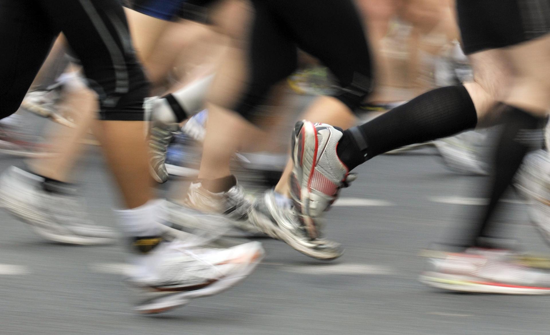 Am 23. September findet der House Run Weiden statt. Verkehrsteilnehmer müssen mit kurzzeitigen Einschränkungen rechnen. (Symbolbild: Boris Roessler, dpa)