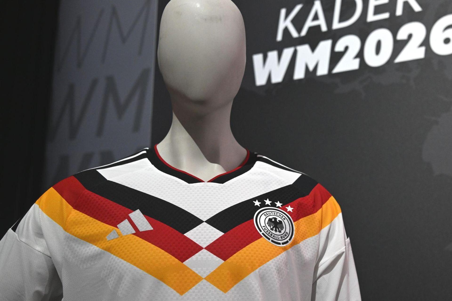 Das Heimtrikot der deutschen Nationalmannschaft ist bei vielen Händlern reduziert. (Archivbild: Federico Gambarini/dpa)