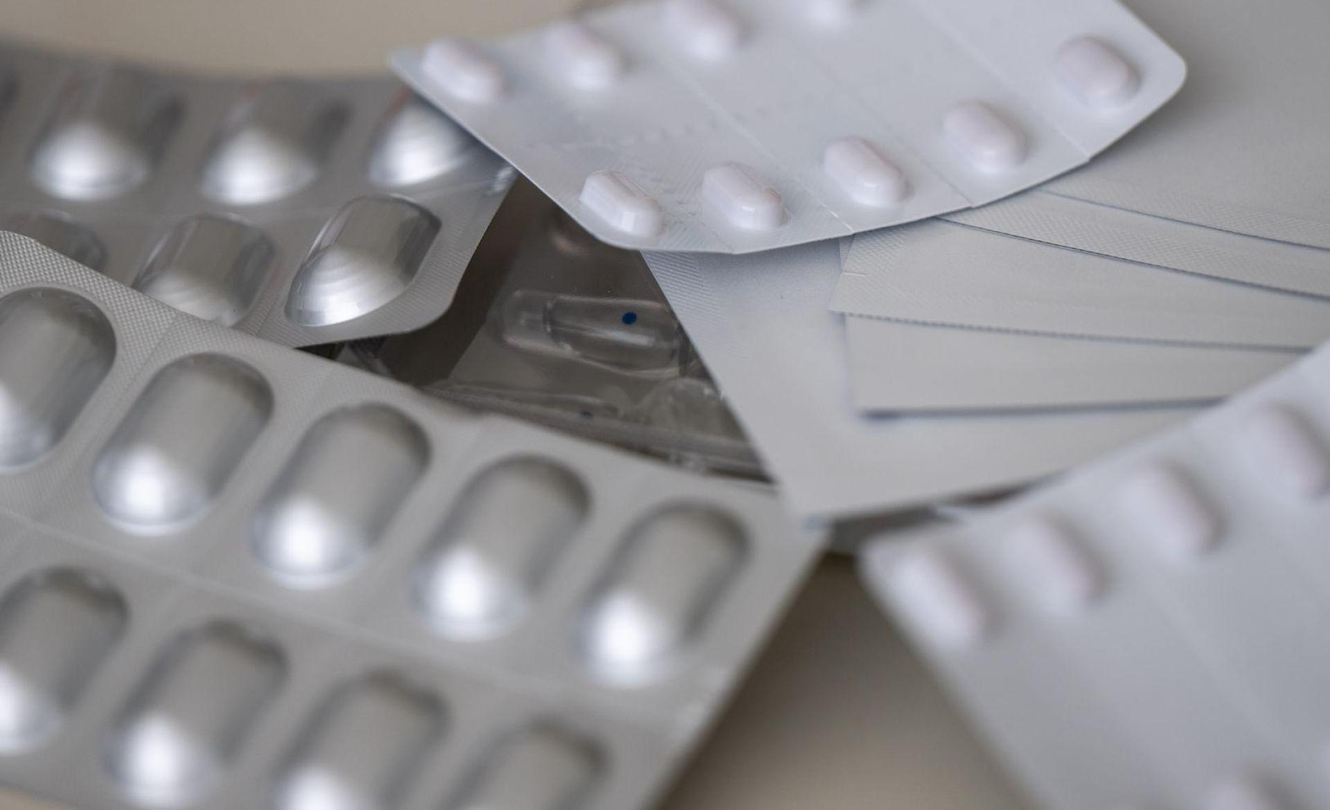 Die synthetischen Fentanyl, Tilidin und Oxycodon sind als Schmerzmittel zugelassen, haben in den USA jedoch eine verheerende Drogenepidemie ausgelöst. (Symbolbild: Monika Skolimowska/dpa)