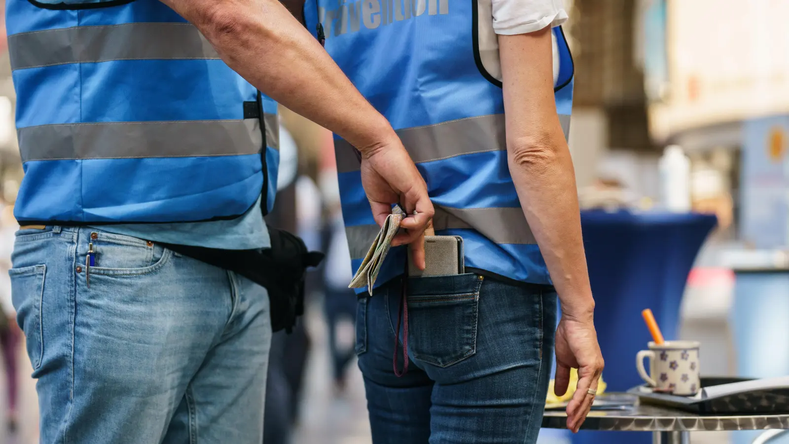 Der Griff in die Tasche eines anderen ist für einen geübten Dieb kein Problem, besonders im Gedränge. Mancherorts arbeiten Taschendiebe sogar im Team. (Symbolbild: Andreas Arnold / dpa)