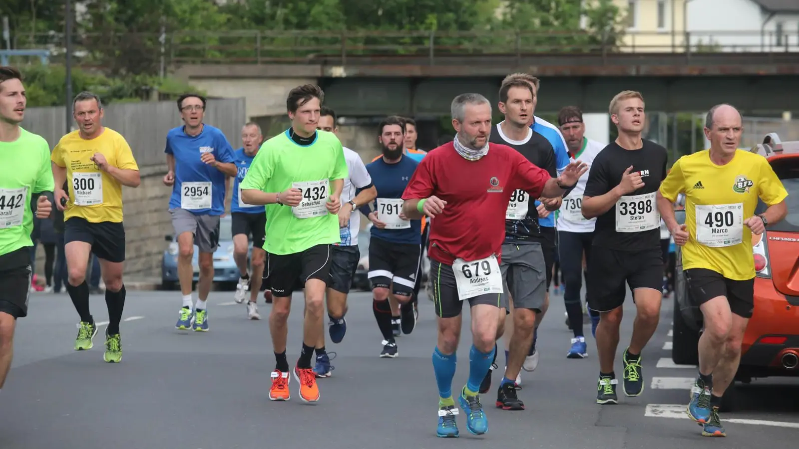 Fast geschafft! Auch 2019 führte die Strecke auf der Neustädter Straße stadtauswärts Richtung Ziel. (Archivbild: Wolfgang Steinbacher)
