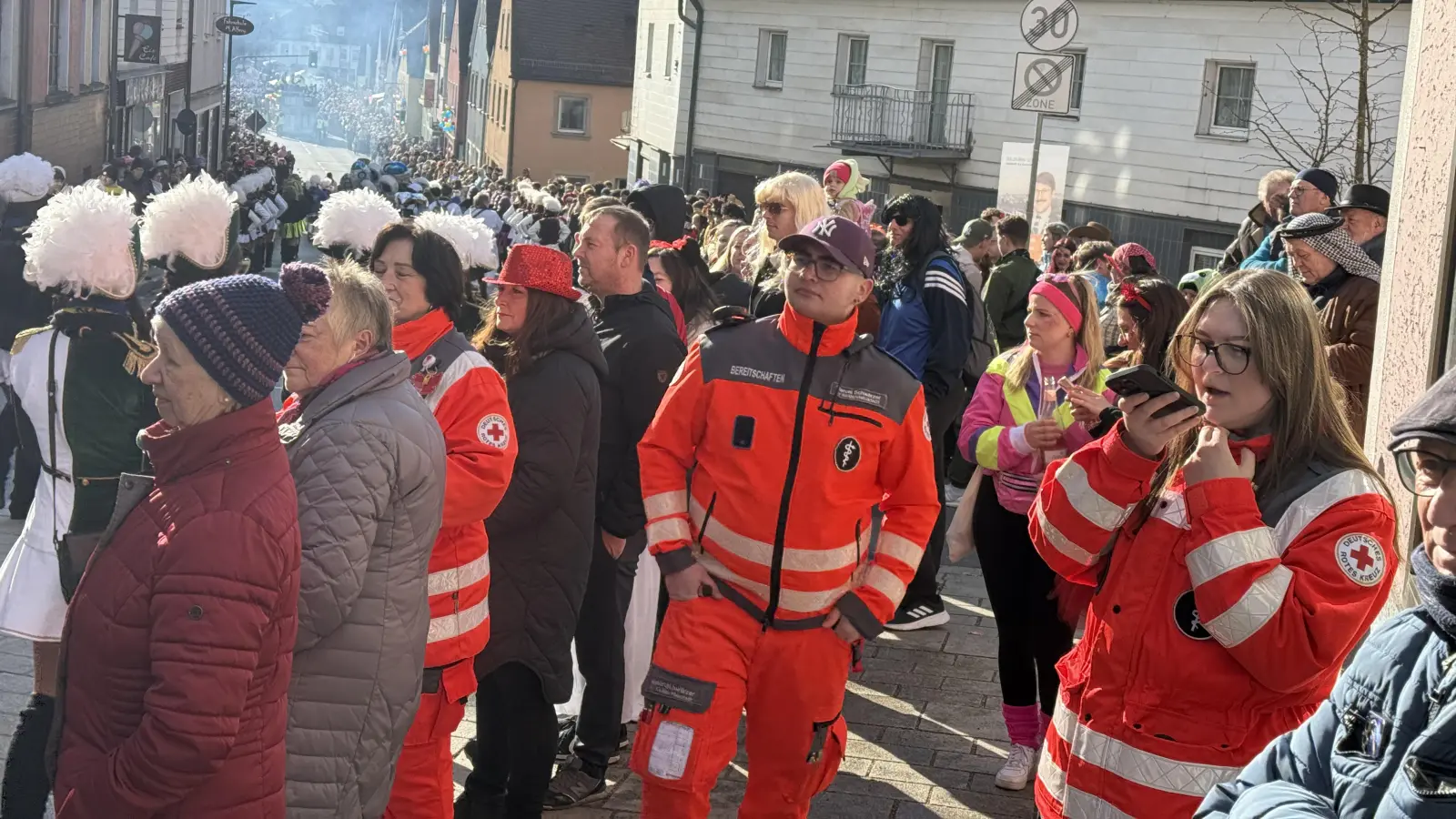 Insgesamt 19 Mal mussten die Helfer des BRK beim diesjährigen Neustädter Faschingszug und bei der Afterparty helfend eingreifen.  (Bild: Gabi Schönberger)
